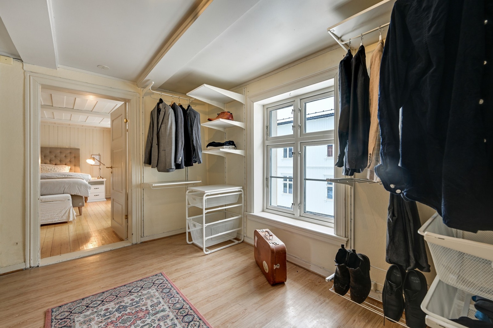 Romslig omkledningsrom i tilknytning til soverommene i 2. etasje Galleribilde