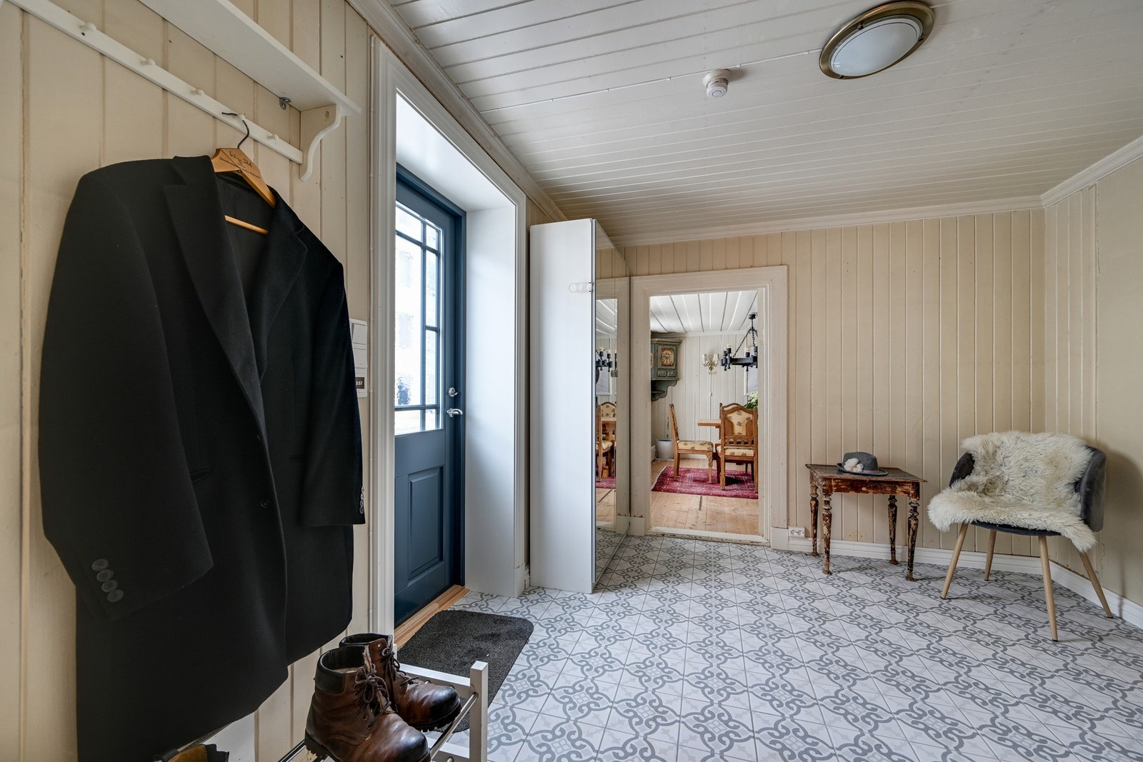 Åpner du en nylig utskiftet ytterdør, ønskes du velkommen inn i en romslig entré med svært god plass til både klær og sko Galleribilde