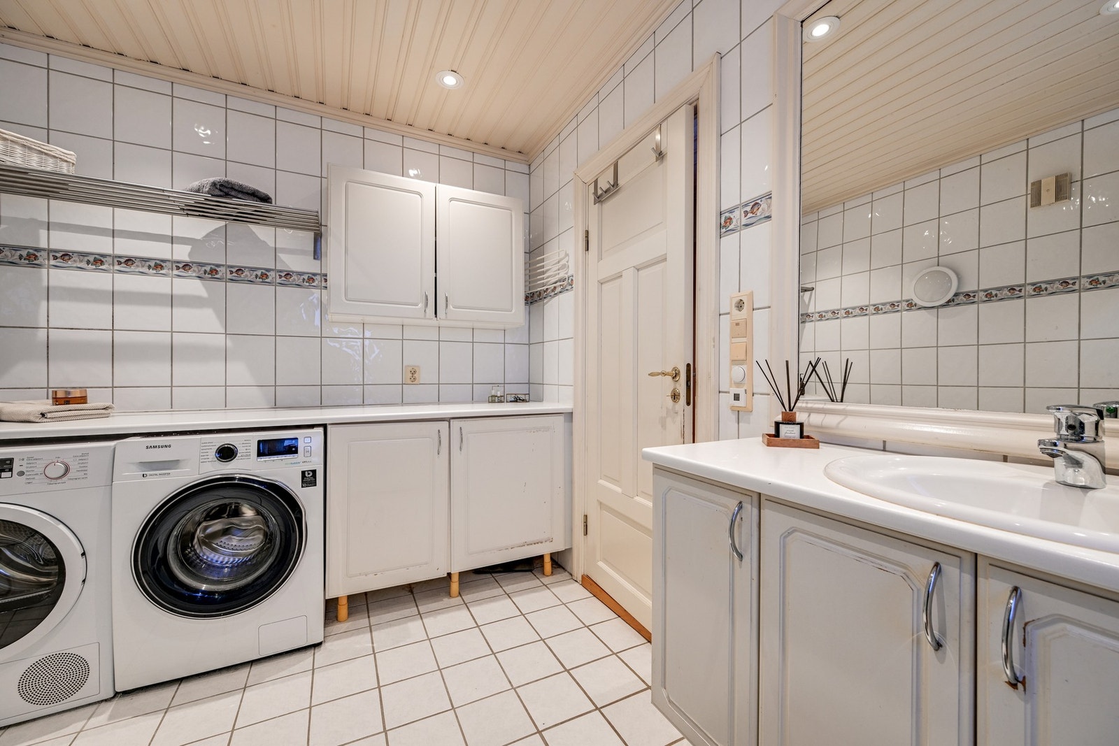 Baderommet befinner seg i 1. etasje og er fra ca. 2001 - 2002 i følge takst. Det er svært god plass til både vaskemaskin og tørketrommel i en passende nisje under benkeflaten Galleribilde