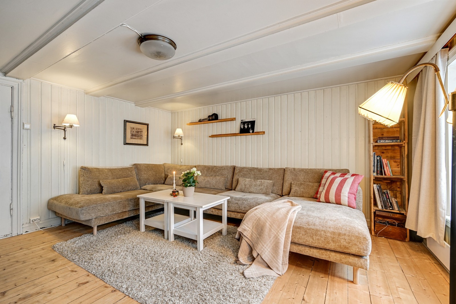 Det er god plass til sittegruppe og her har man gode muligheter for å innrede etter eget ønske Galleribilde