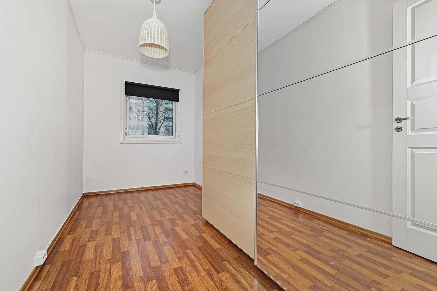 Soverom 2 med garderobeskap. Galleribilde