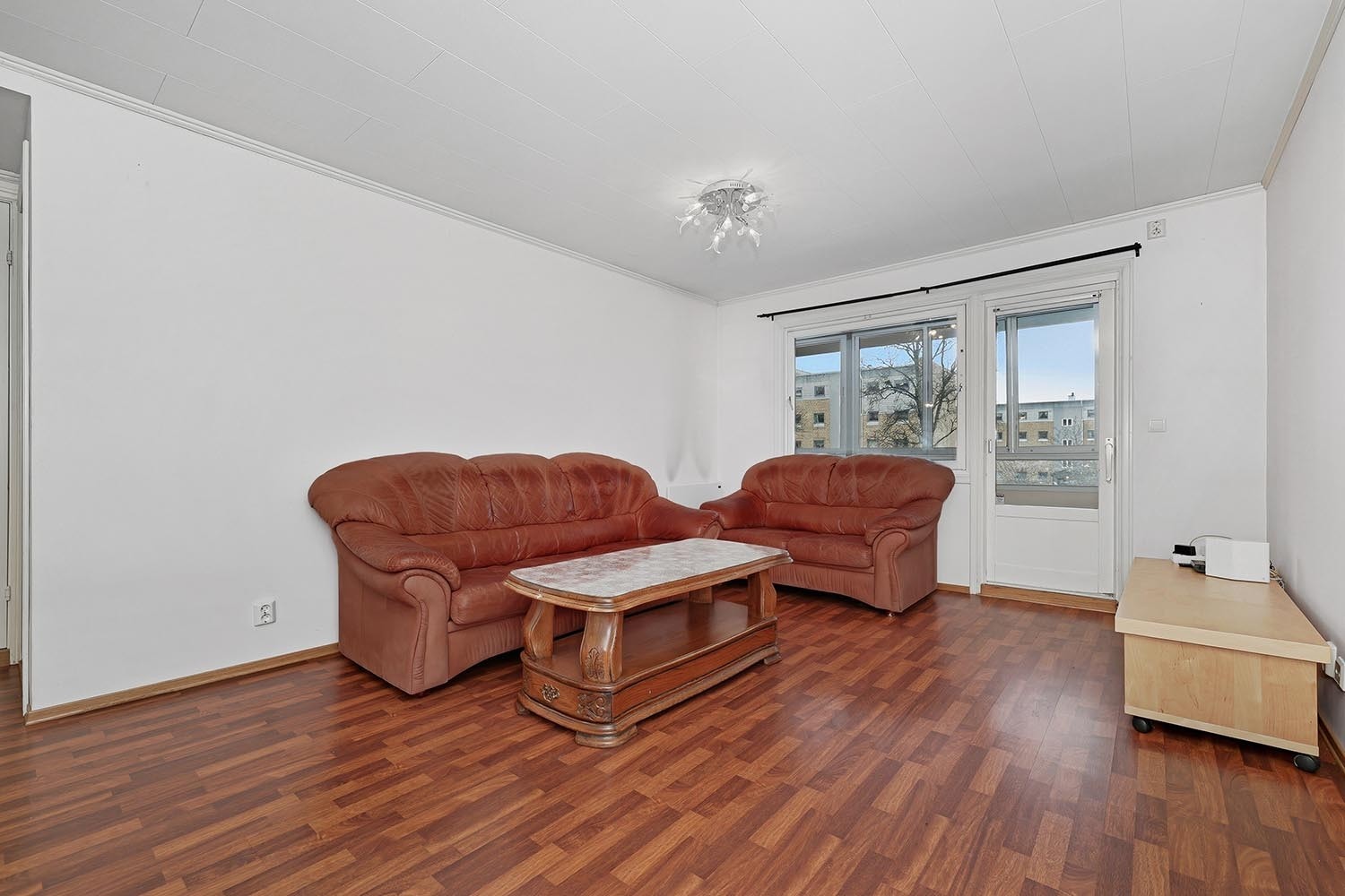 Sofa, sofabord og TV-benk medfølger. Galleribilde