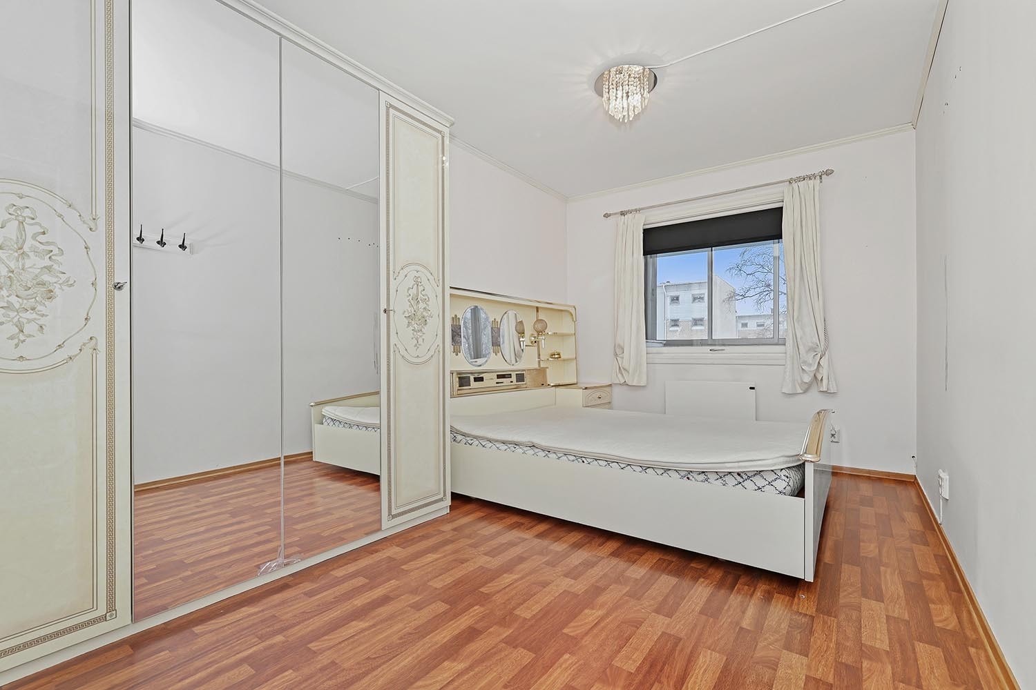 Hovedsoverom med dobbeltseng og garderobeskap. Galleribilde