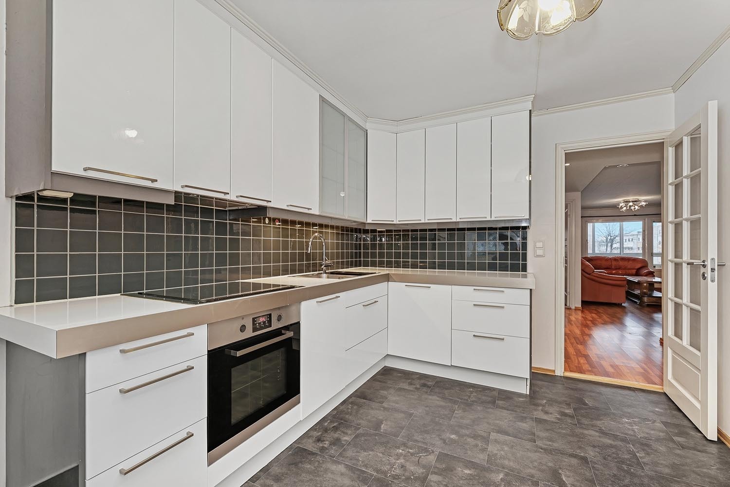 Separat kjøkken med mye skap- og benkeplass. Galleribilde