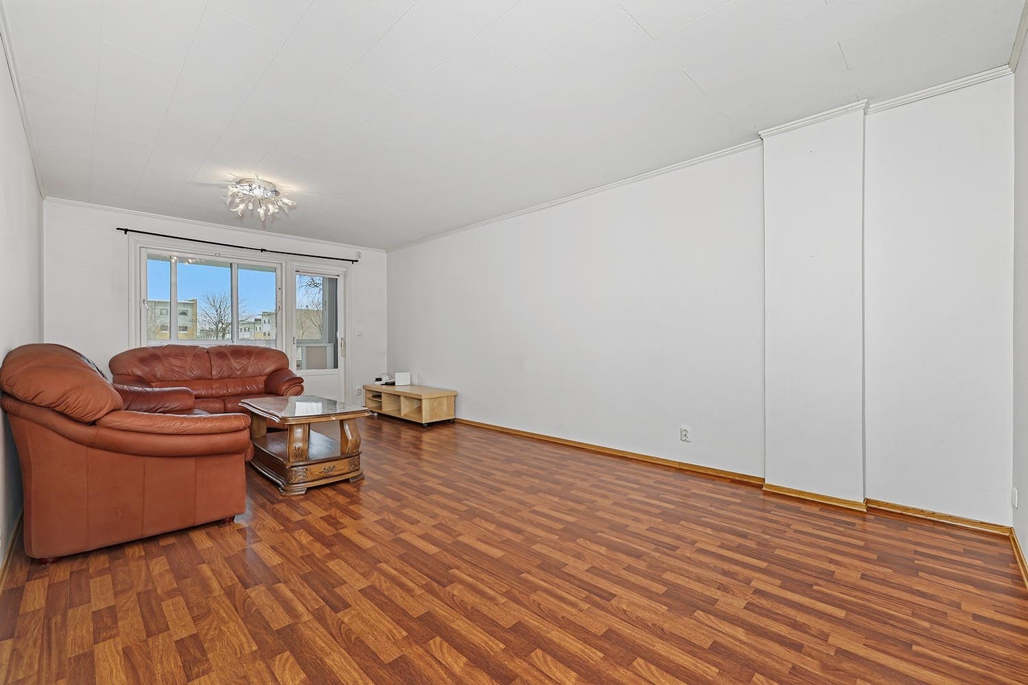 Romslig stue med adgang til balkong. Galleribilde