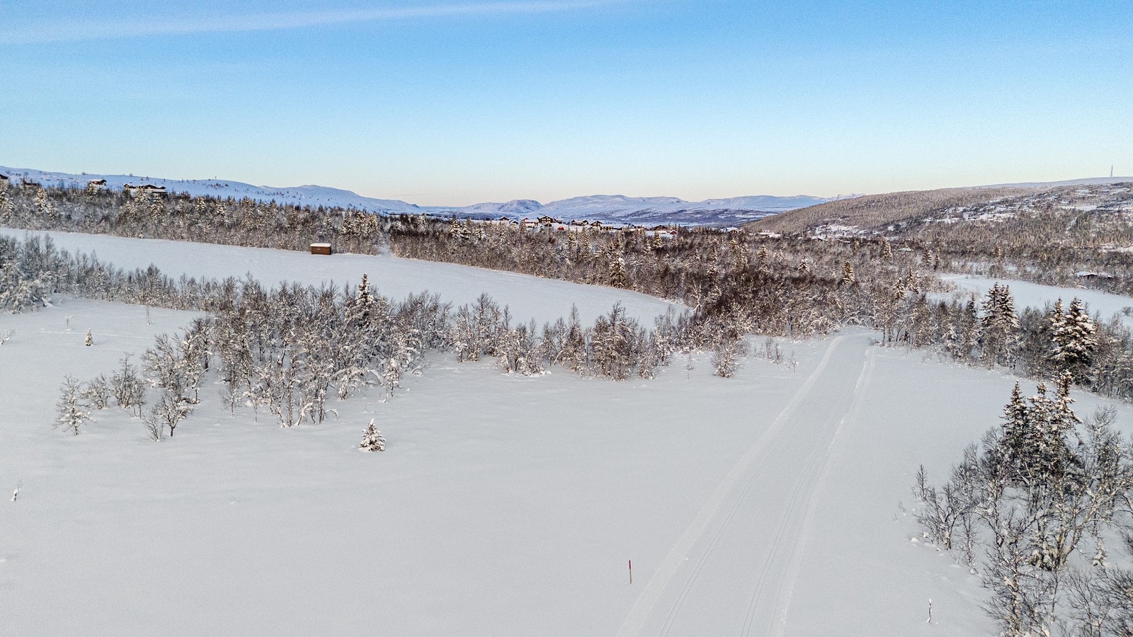 Skisporene finner man kun 20 meter fra terrassen og fra hytta kan man gå rett ut i stinettet som omkranser området. Galleribilde