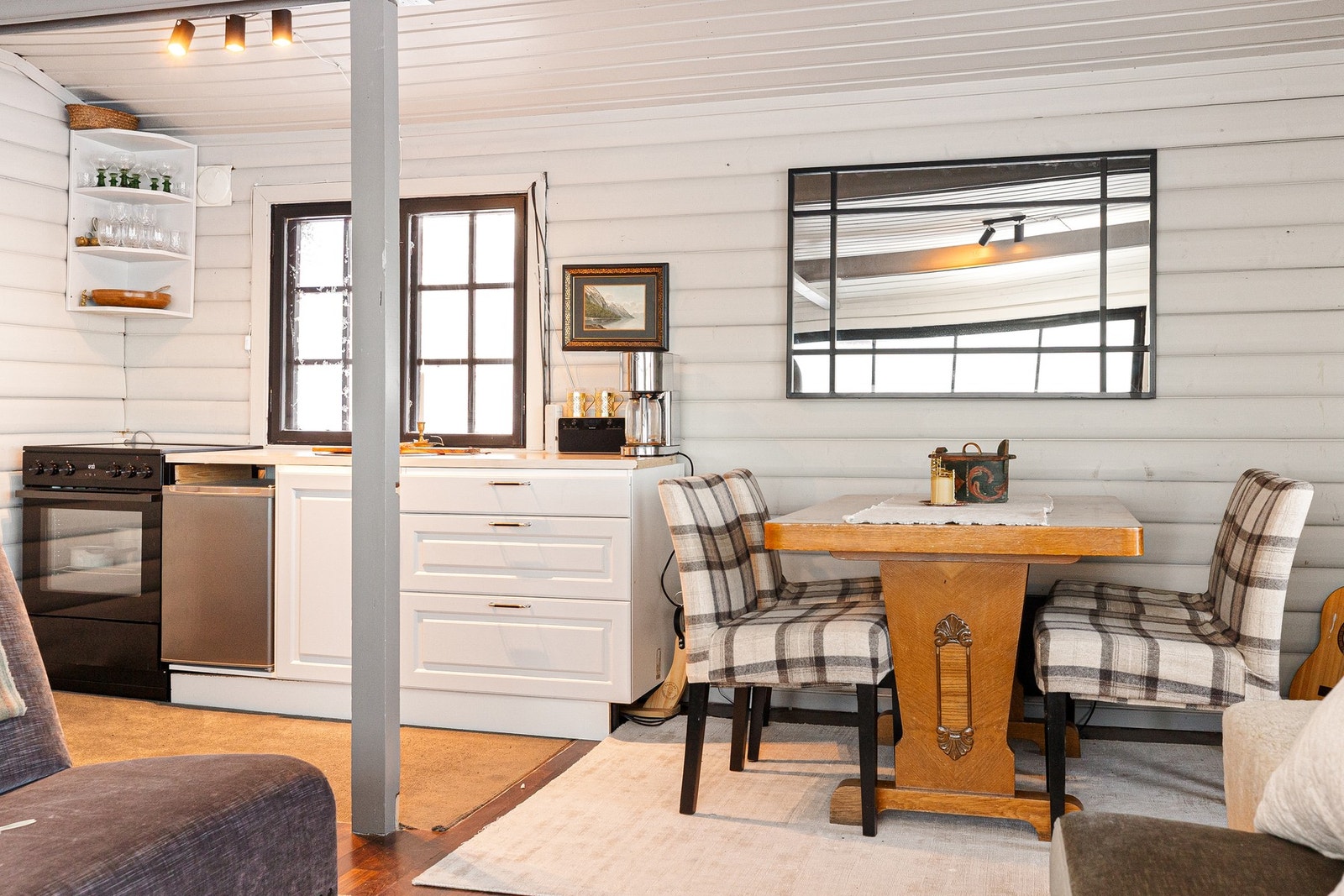 På kjøkkenet er det et mindre kjøleskap samt frittstående komfyr Galleribilde