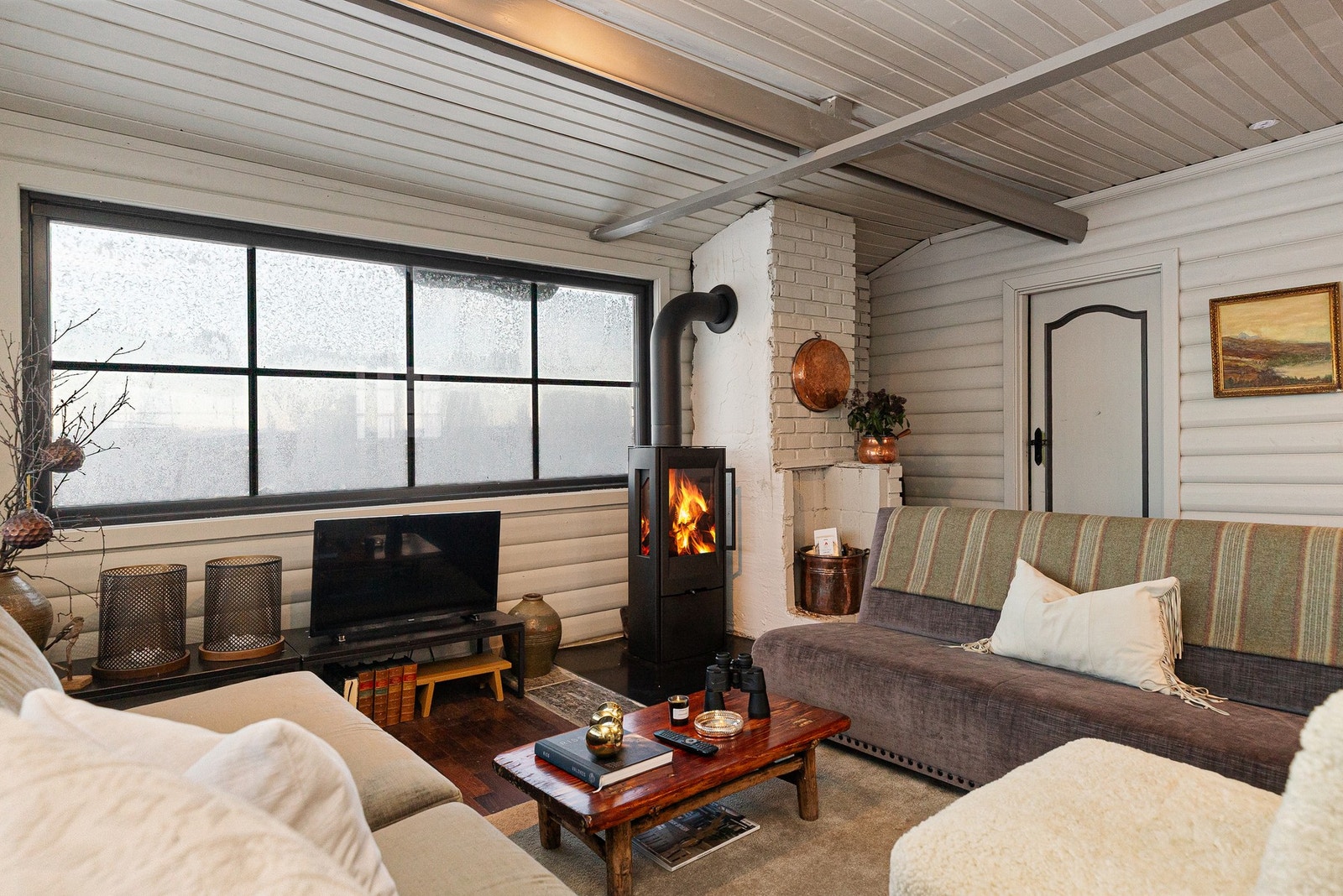 Hytta er oppført i 1970, har innlagt strøm og enkel standard med behov for renovering. Beiset utvendig og malt overflater innvendig i 2025. Galleribilde