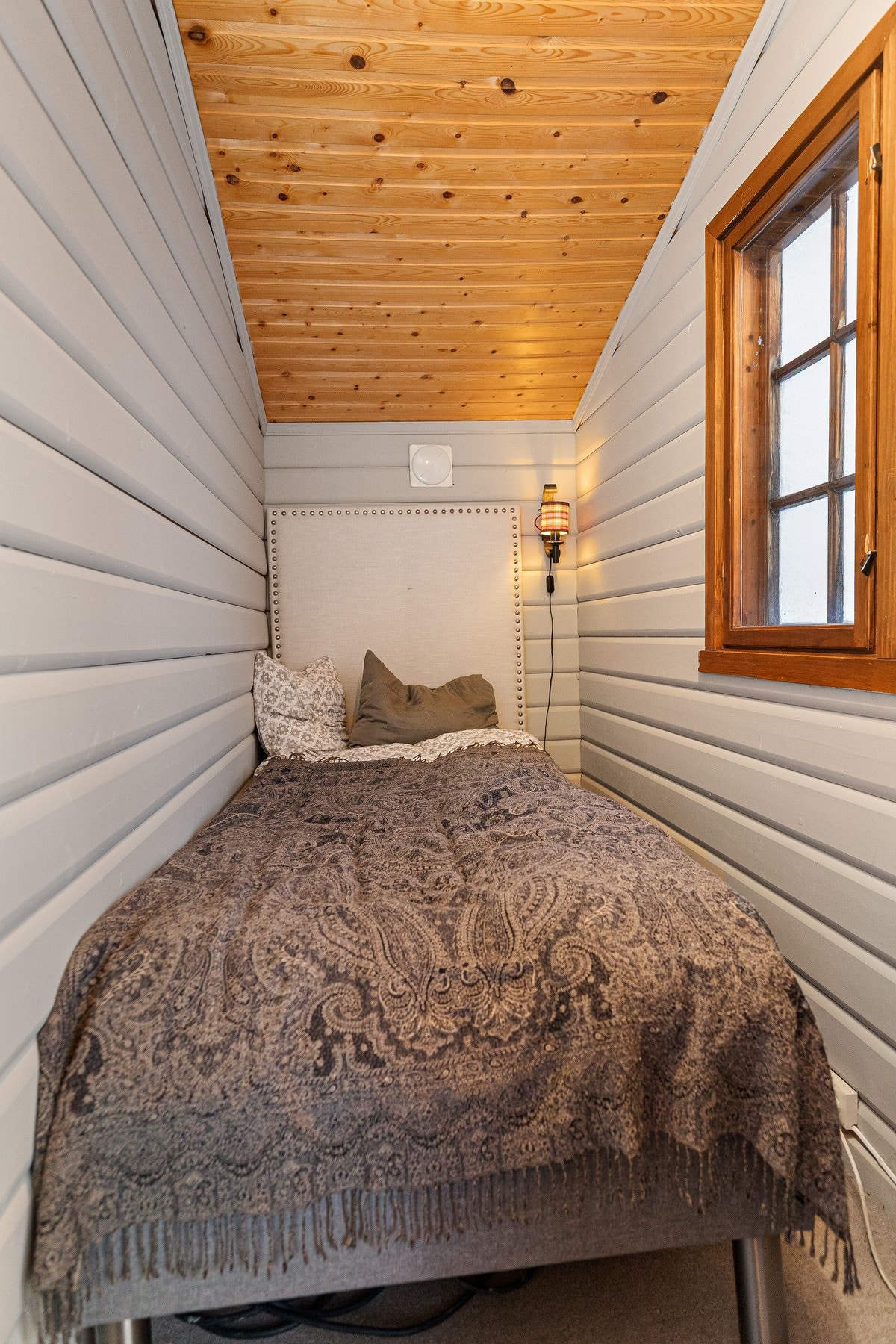 Utvendig adkomst til bod som i dag er møblert med enkeltseng, men det gjøres oppmerksom på at rommet ikke er omsøkt, og derfor ikke godkjent som rom for varig opphold. Galleribilde