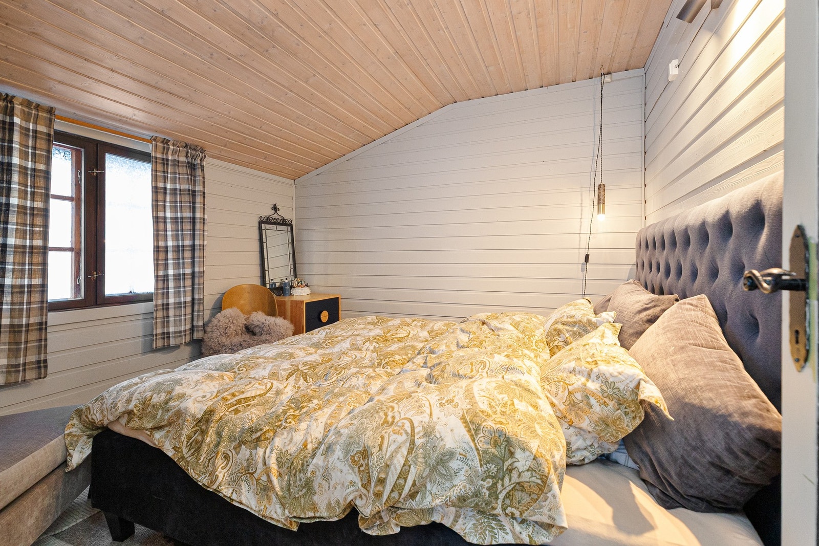 Soverommet på hytta er i dag møblert med dobbeltseng Galleribilde