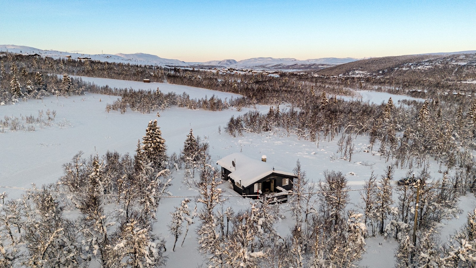 Hytta har rolig og fin beliggenhet ved Skørvestølen, et turområde som kan by på fantastiske naturopplevelser hele året. Galleribilde