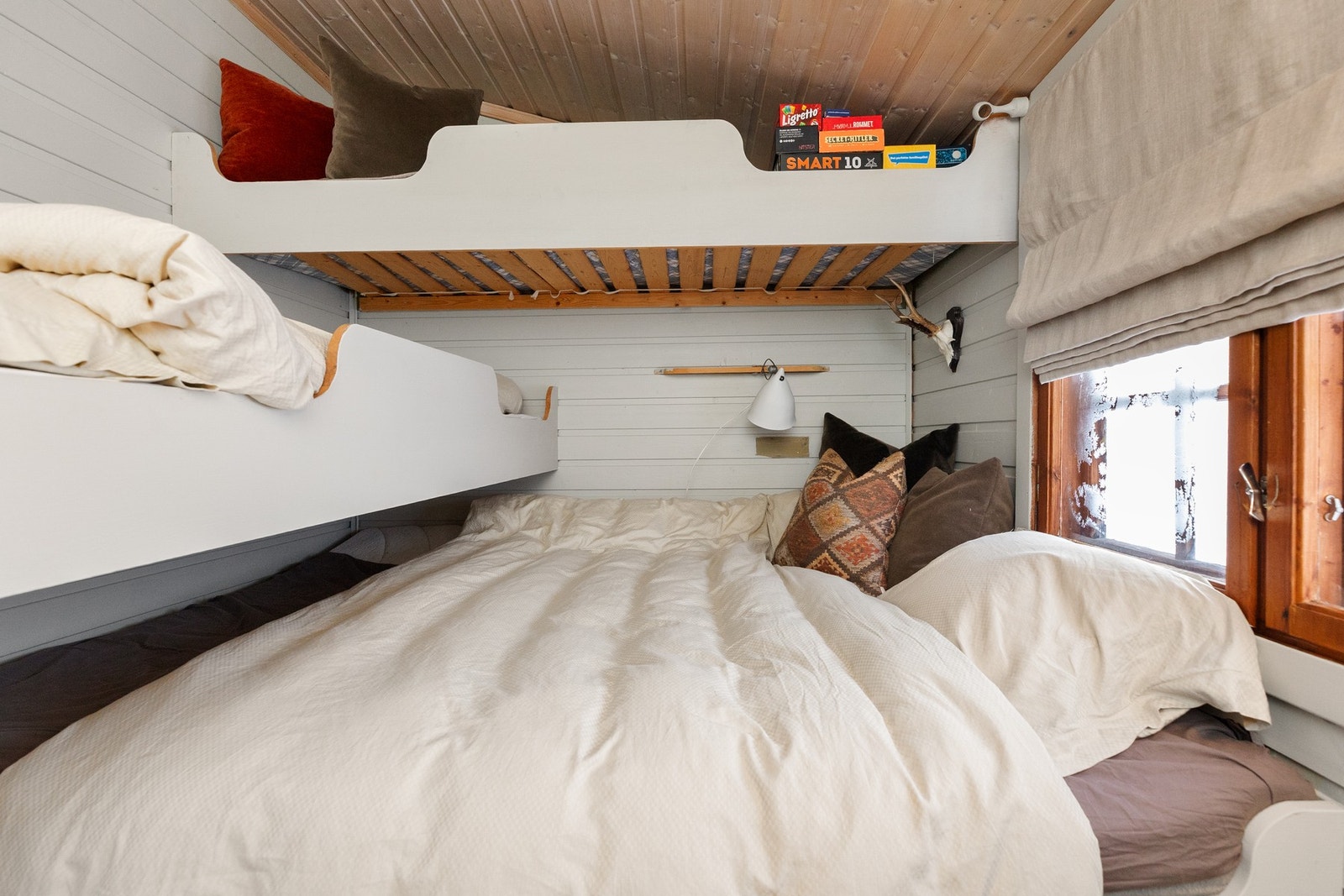 Hytten har også en innvendig bod som i dag benyttes som soverom. Her er det plassbygd familiekøye. Det gjøres oppmerksom på at rommet ikke er omsøkt som soverom Galleribilde