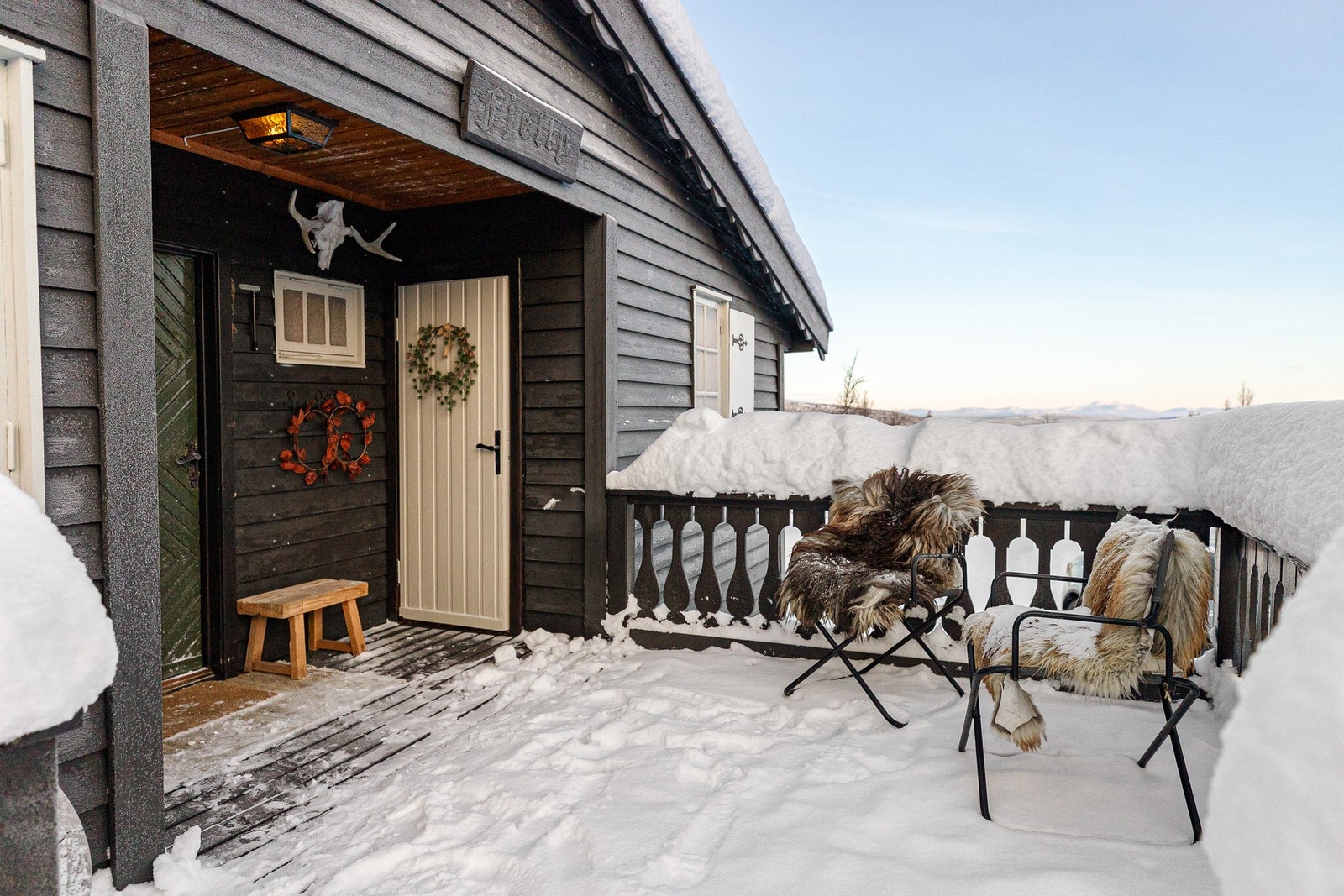 Hytta har to terrasser, en på hver side av hytta. Dette gir gode muligheter for å nyte de gode solforholdene, utsikten og den friske fjellufta Galleribilde