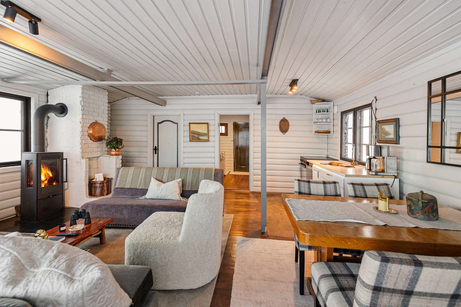 Nyere peisovn skaper lun hyttestemning. Galleribilde