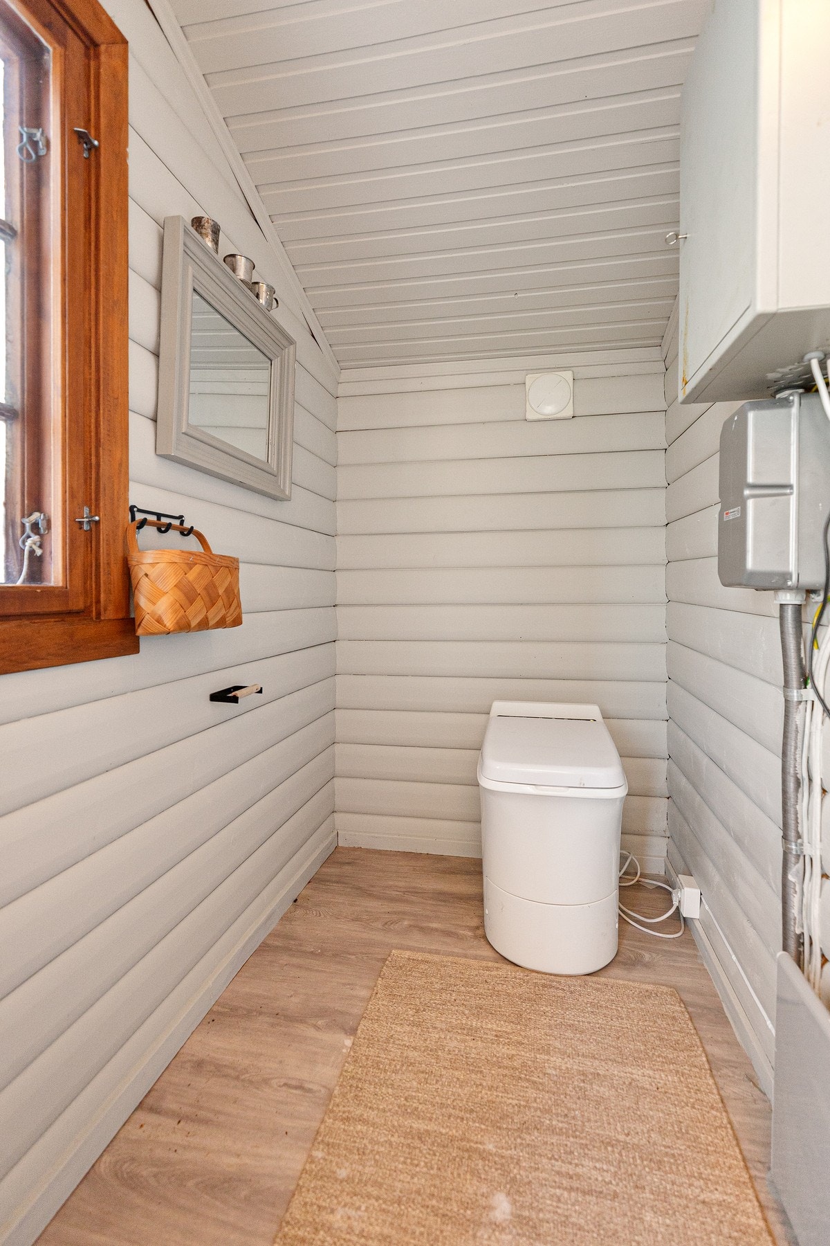 Via adkomst utenfra er det også et toalettrom hvor det er satt inn nytt Cinderella forbrenningstoalett i 2025. Galleribilde