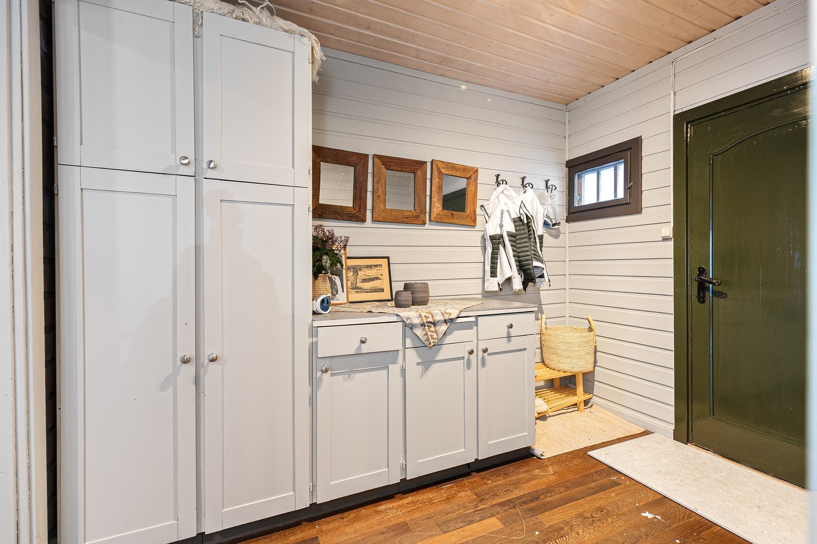 Her er også knagger på vegg. Entrèen framstår praktisk for oppbevaring og oppheng av tøy. Galleribilde