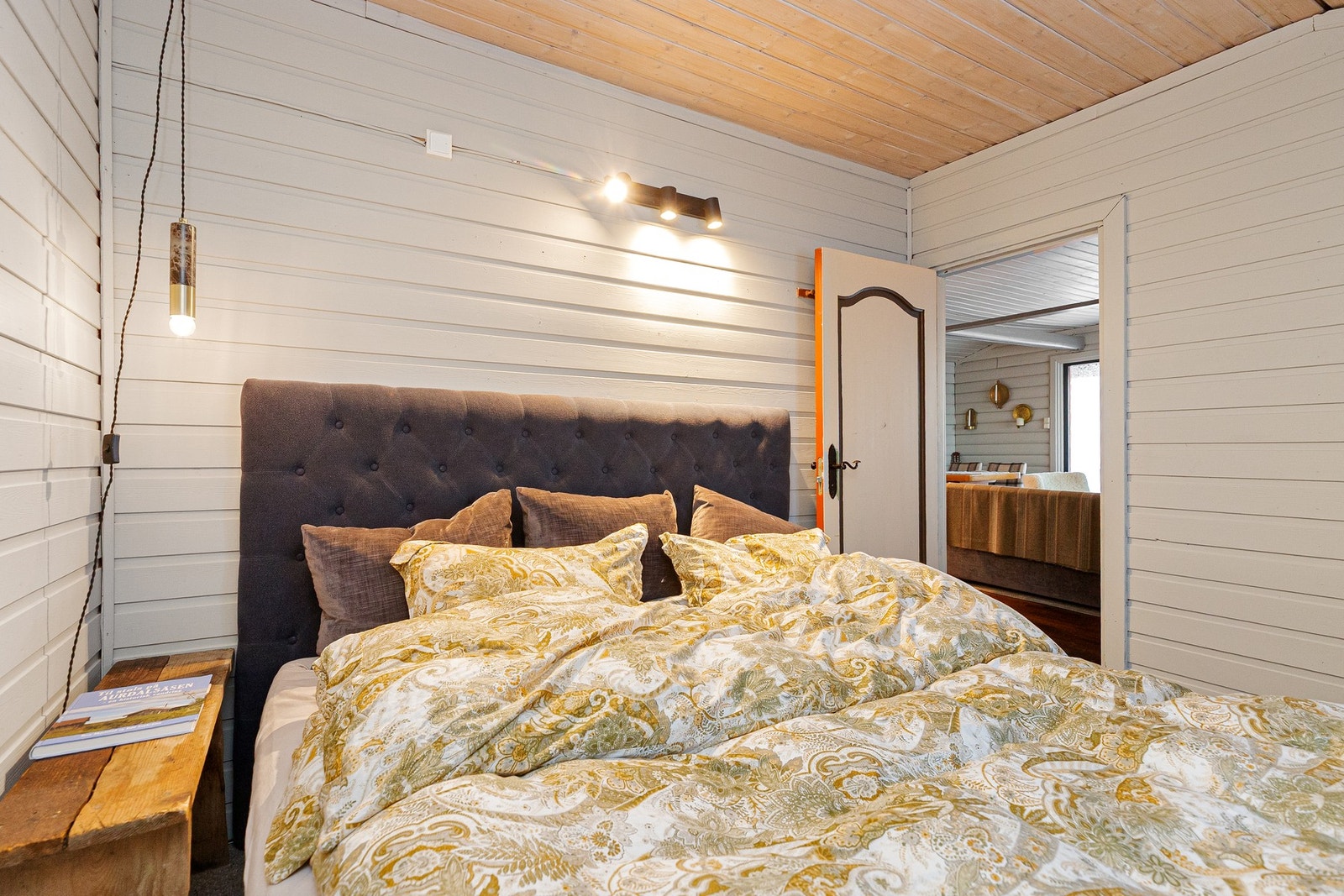 Trepanel på vegg og i himling. Galleribilde