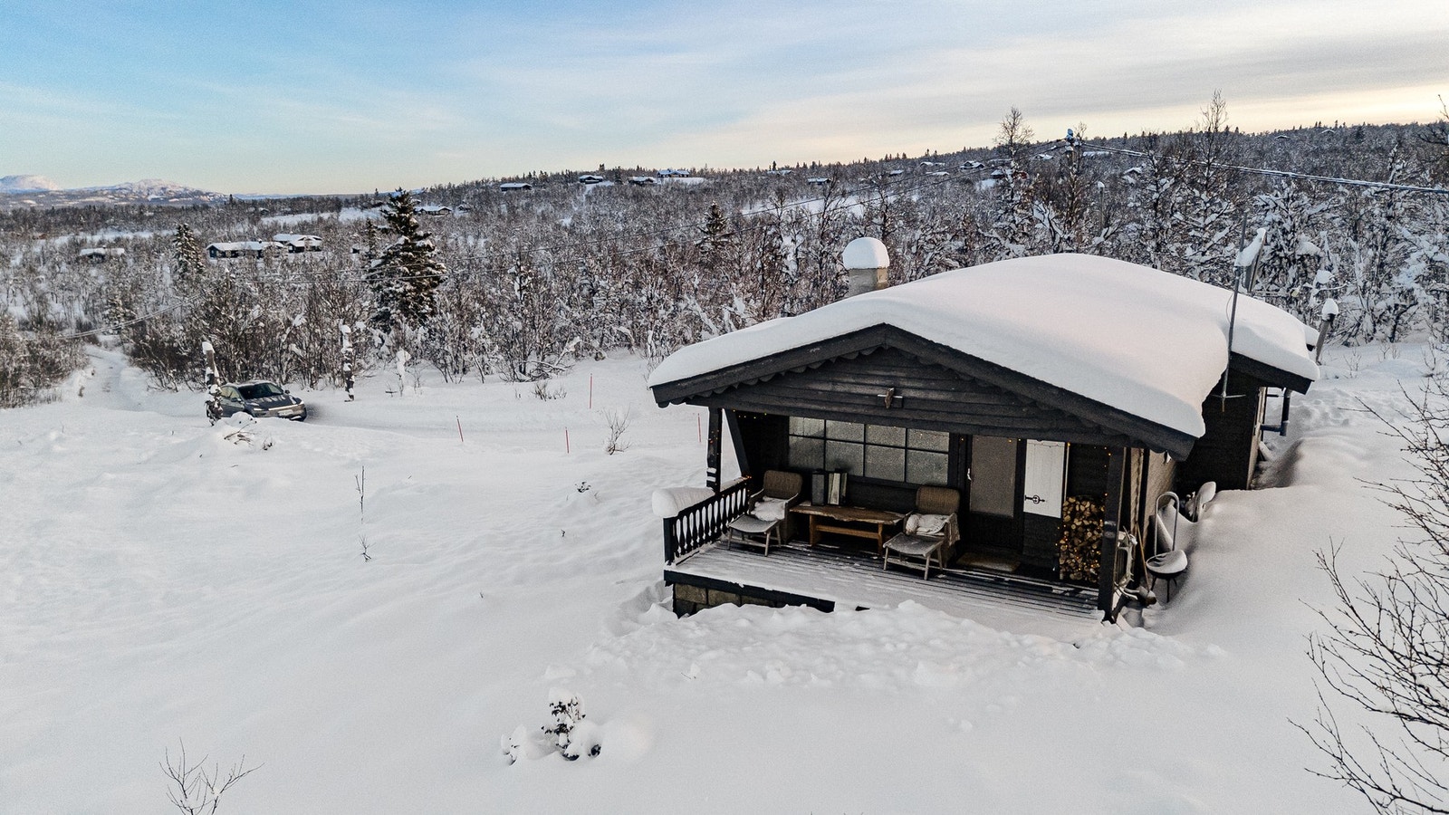 Hytta ligger på rundt 960 moh, og har meget gode solforhold samt nydelig utsikt mot Jotunheimen, Gomobu, Ålfjell, Skaget og Rundemellen. Galleribilde