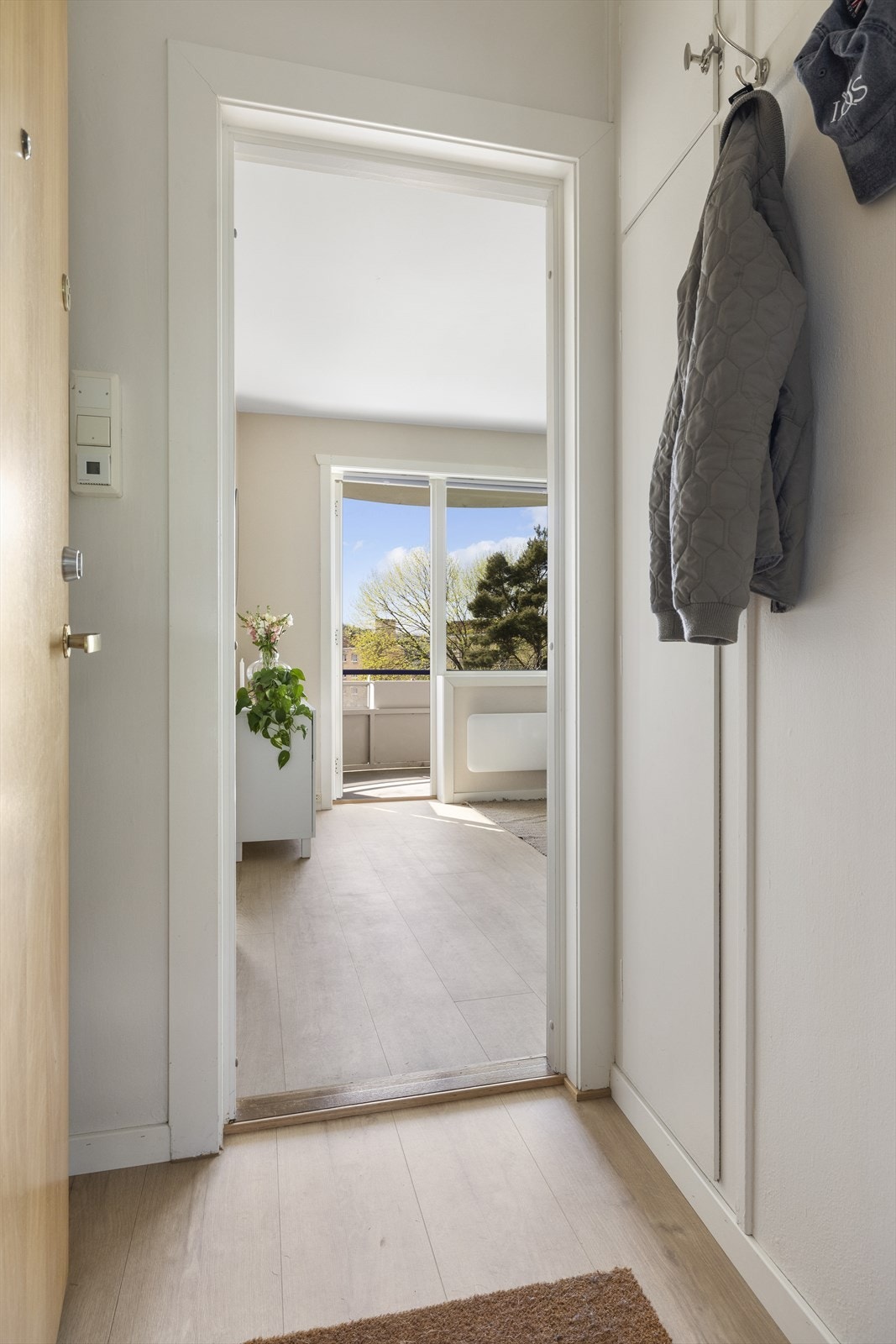 Praktisk plassbygd løsning for garderoben i gangen. Galleribilde