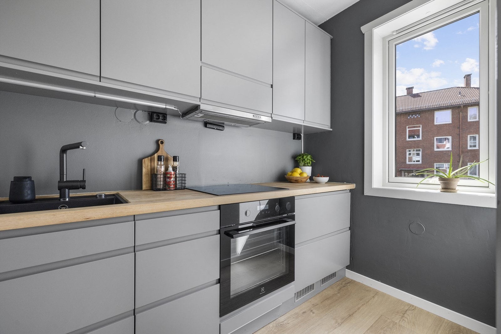 Epoq-kjøkkeninnredning fra 2020. Komfyrvakt montert. Galleribilde