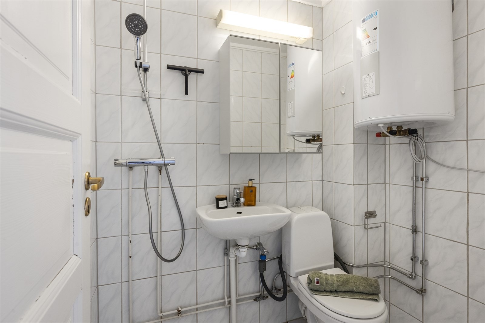 Flislagt bad og soilrør pusset opp i regi av borettslaget. Opplegg til vaskemaskin. Galleribilde