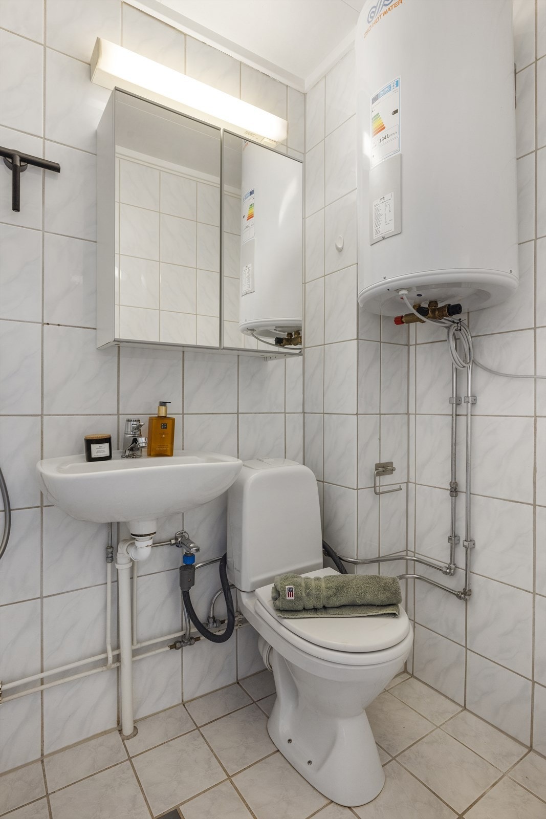 Varmtvannstanken er på 66 liter fra 2019. Bytte av blandebatteri i dusj (2023) og silikonfuging på bad. Arbeid utført av: Comfort Bryn AS og Oslo bad AS. Galleribilde