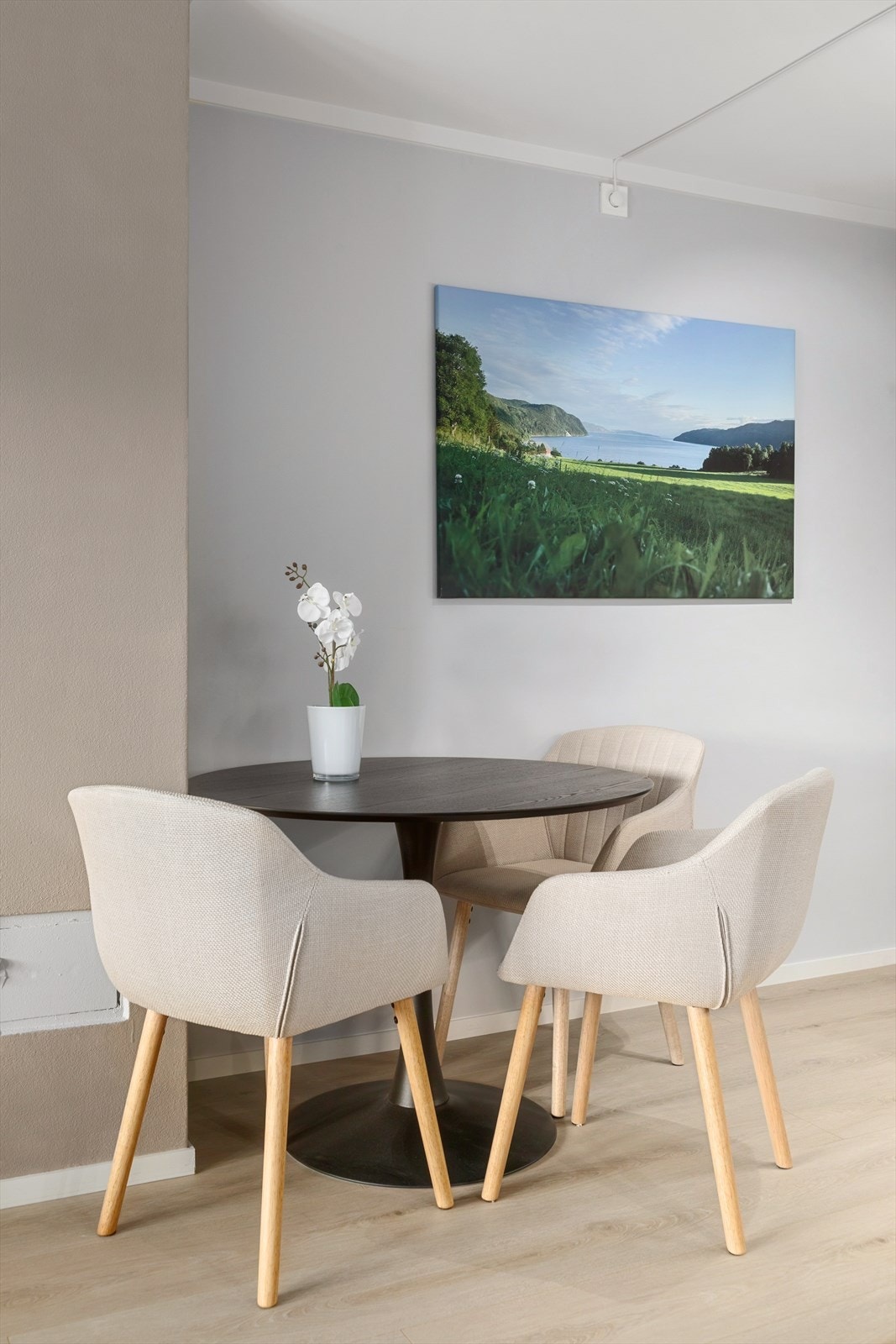 Plass til spisebord og stoler mellom kjøkken og stue Galleribilde