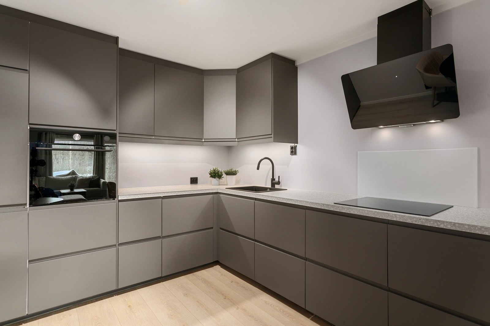 Kjøkkenet byr på godt med skap- og benkeplass Galleribilde