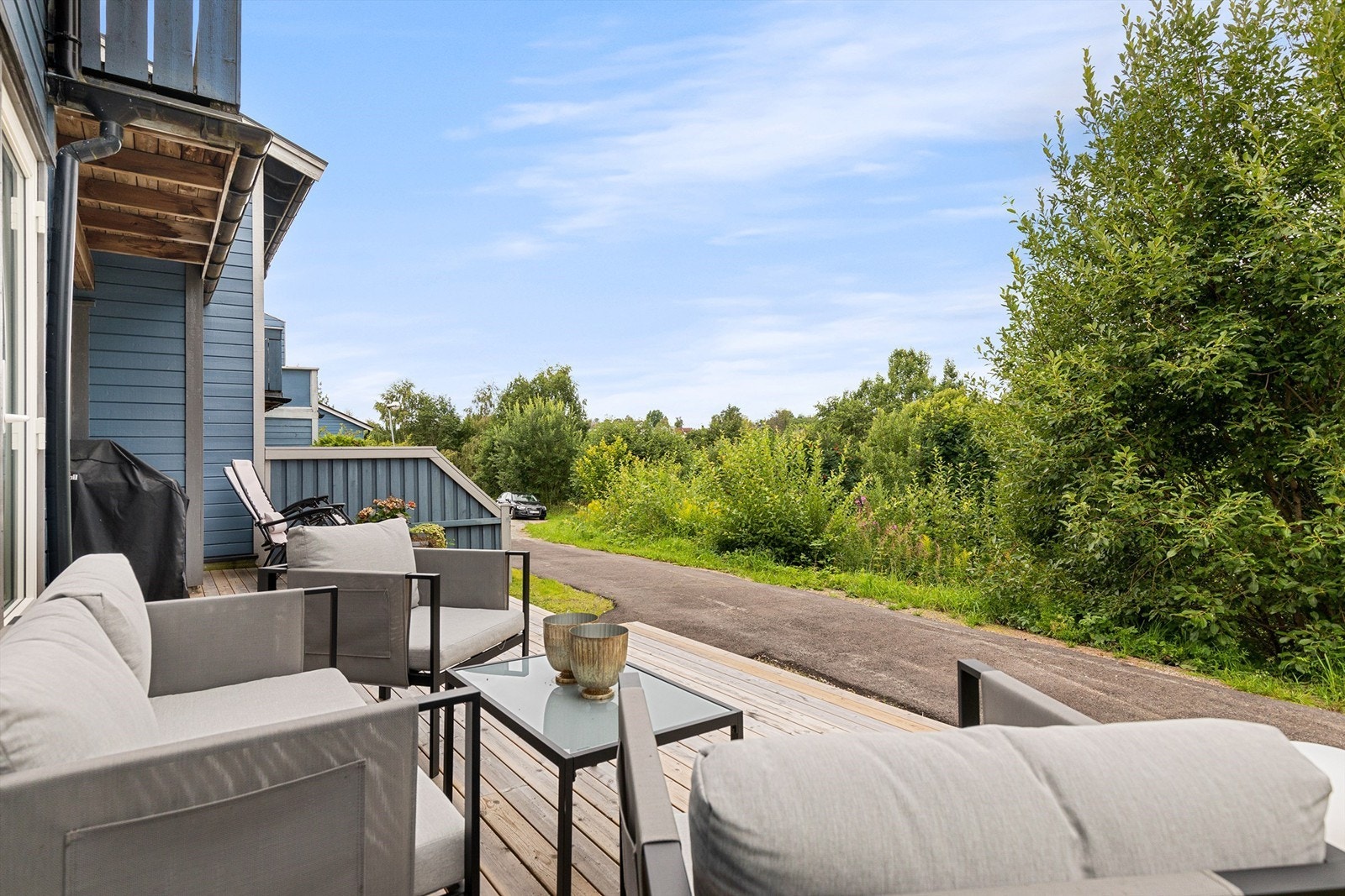 Plattingen er fra 2021 og har god plass til utemøbler og grill. Utendørs bod befinner seg også her Galleribilde