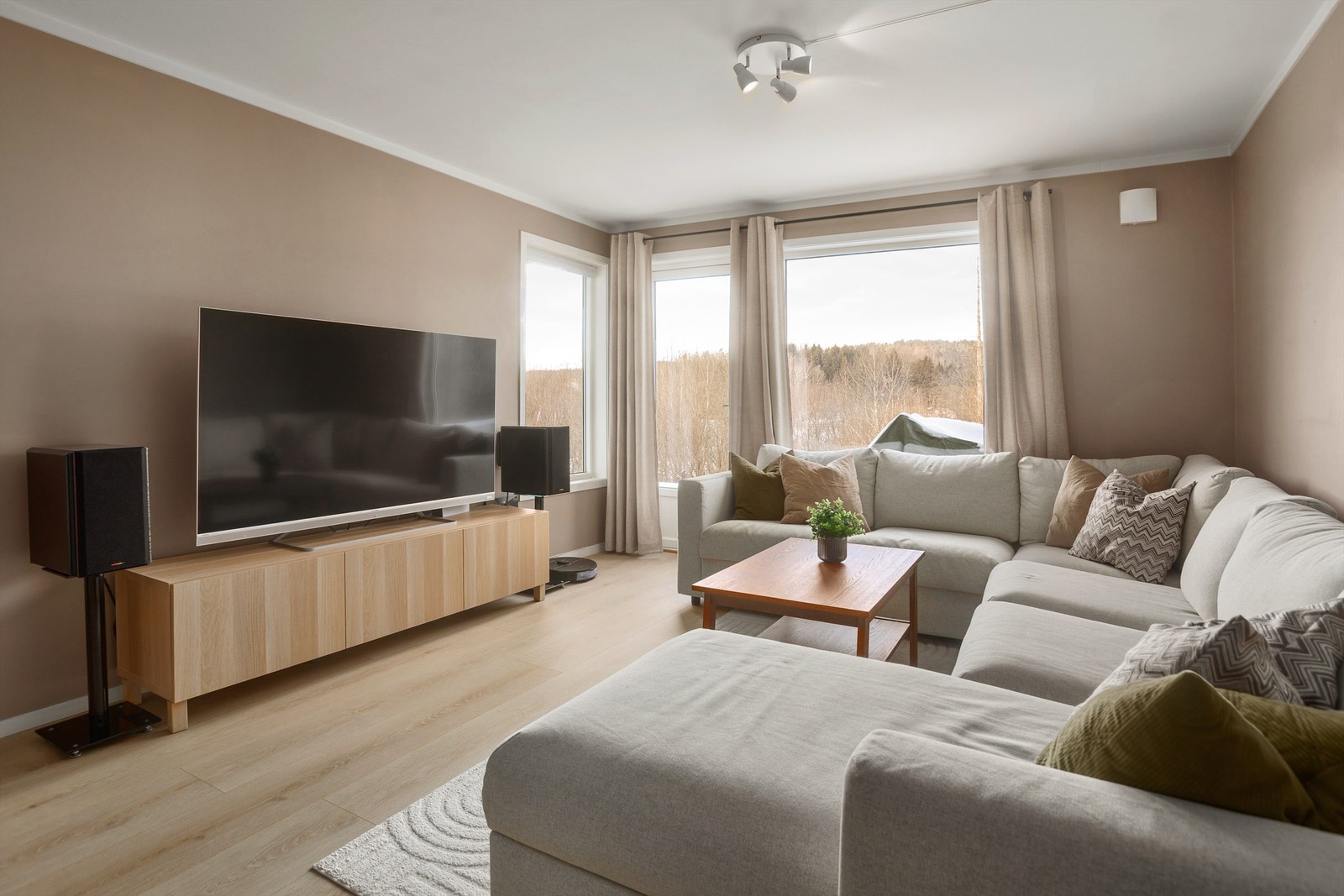 Stuen har god plass til sofahjørne med tilhørende møblementer og tv-seksjon. Fra stuen er også utgang til en koselig platting Galleribilde