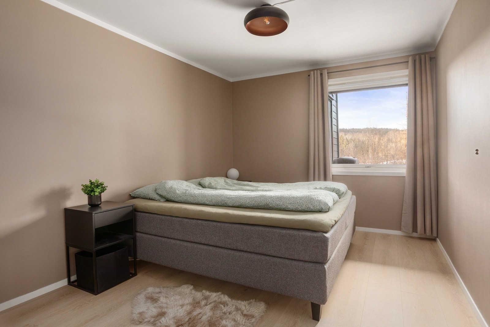 Soverom av god størrelse med plass til dobbeltseng og nattbord Galleribilde