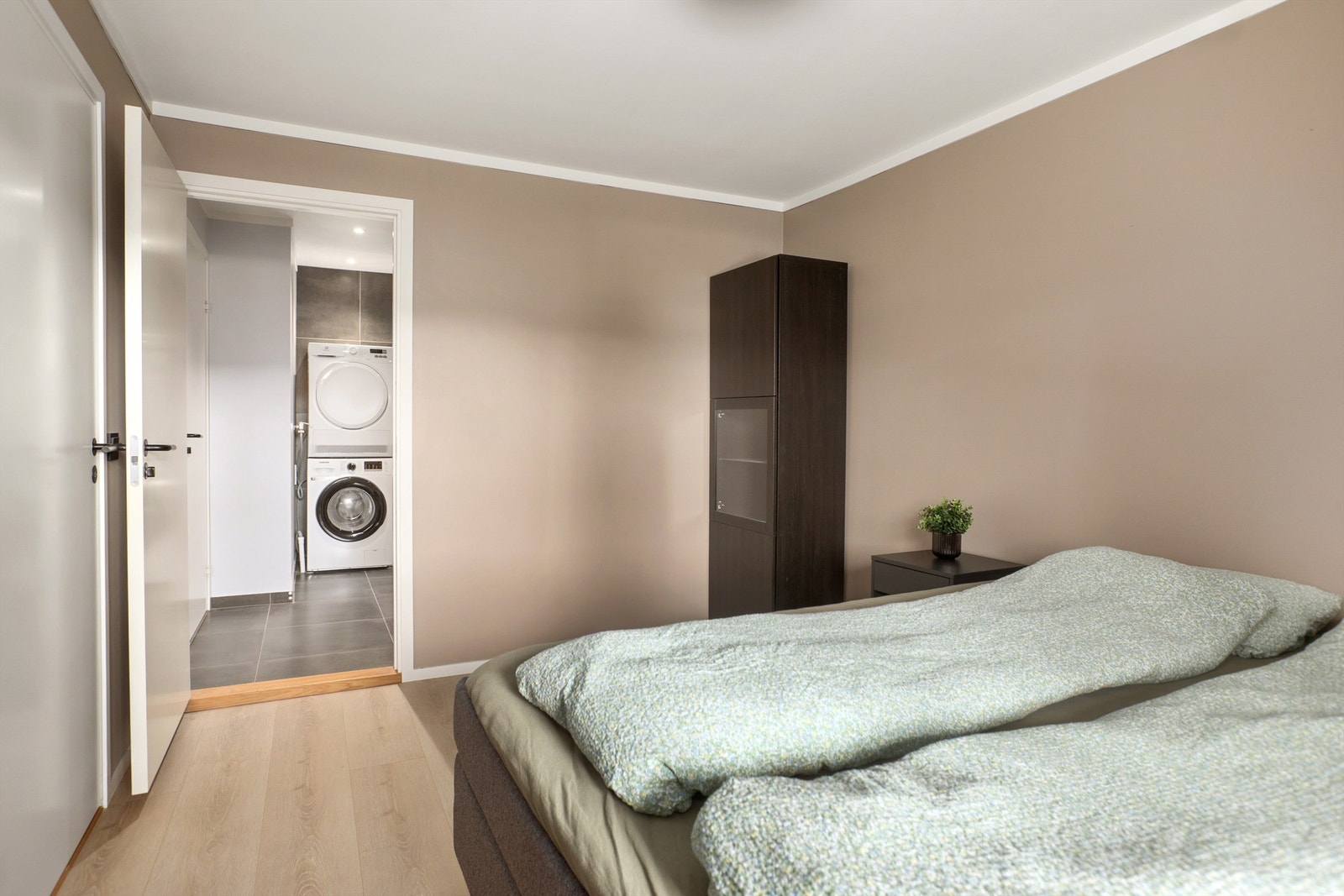 Også plass til garderobeløsning på soverom i tillegg til walk-in closet Galleribilde