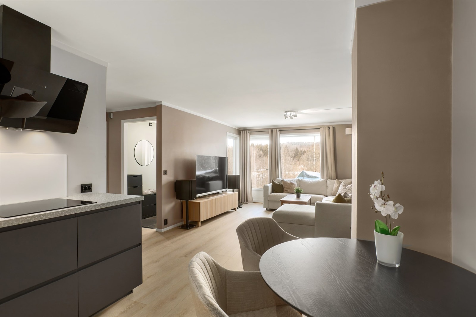 Åpen og luftig løsning med store vindusflater som slipper inn rikelig med naturlig lys i rommet Galleribilde