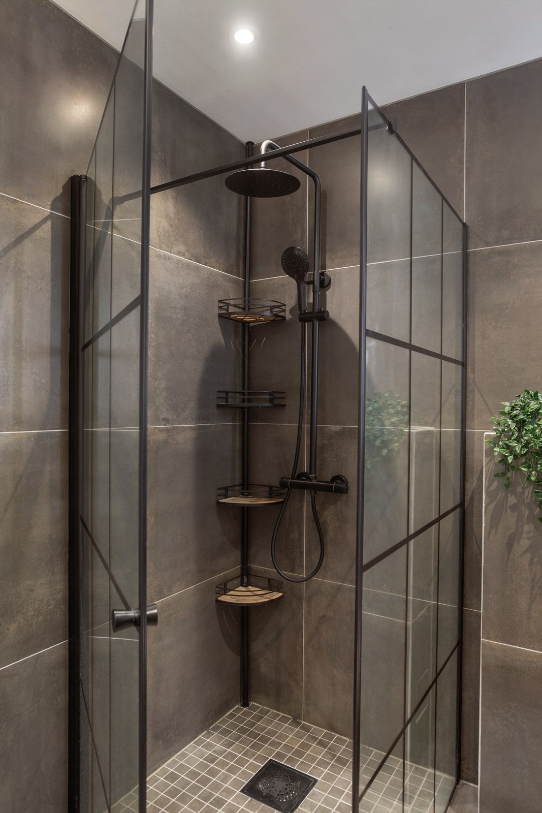 Dusjhjørne med regnfallsdusj og hånddusj Galleribilde