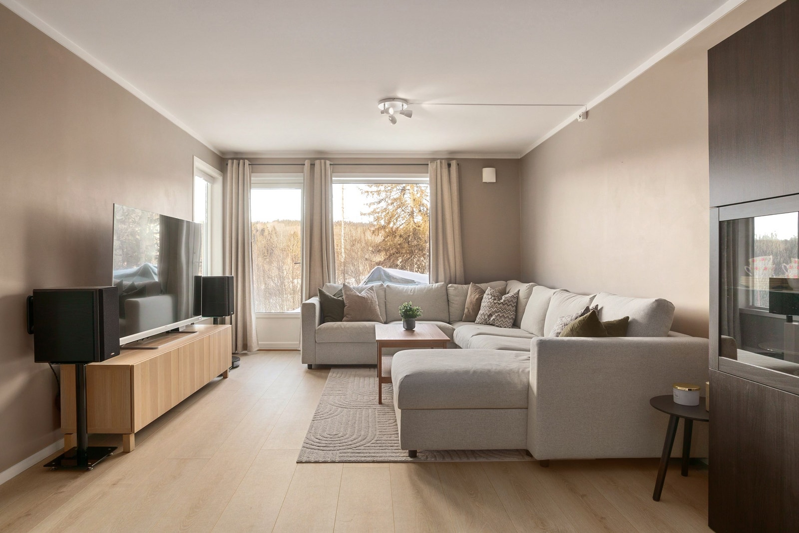 Leiligheten har en gjennomgående god planløsning med moderne og delikate overflater Galleribilde