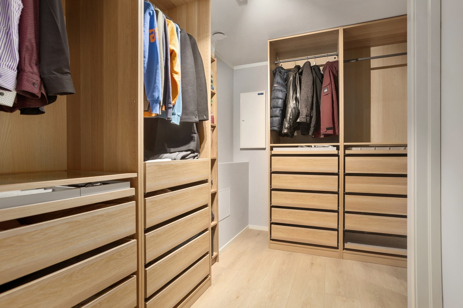 Walk-in closet med god plass til oppbevaring av klær Galleribilde