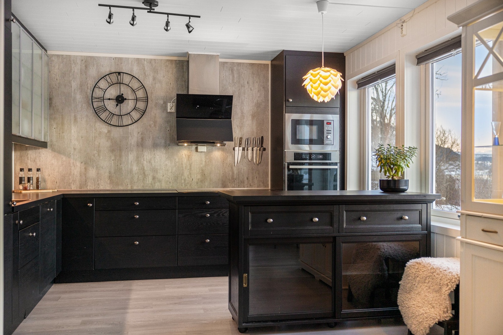 En praktisk kjøkkenøy som gir både ekstra skap- og benkeplass men også en hyggelig spiseplass Galleribilde