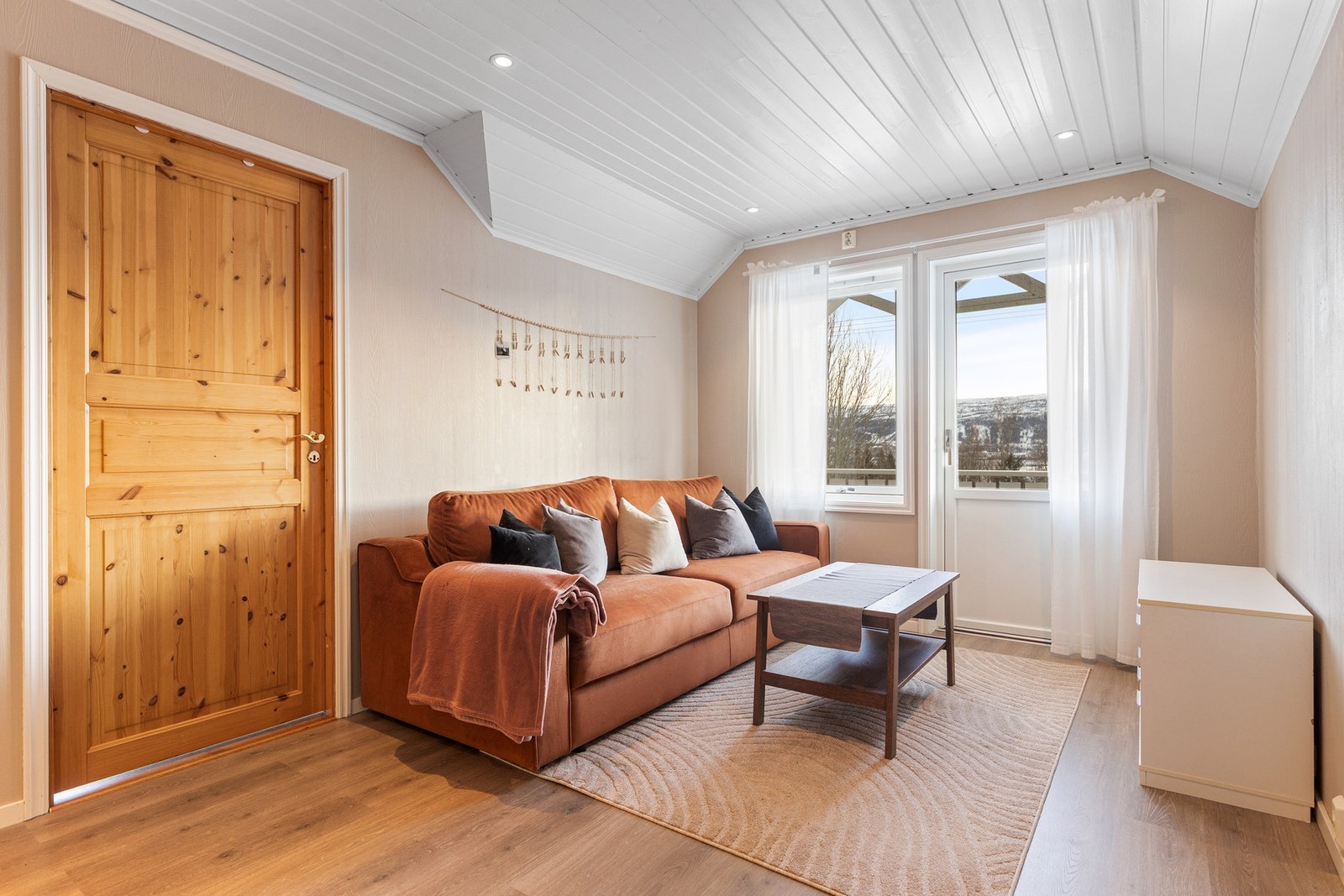 Boligens andre etasje er bestående av tre romslige soverom, et delikat baderom, tv-stue og en innvendig bod Galleribilde