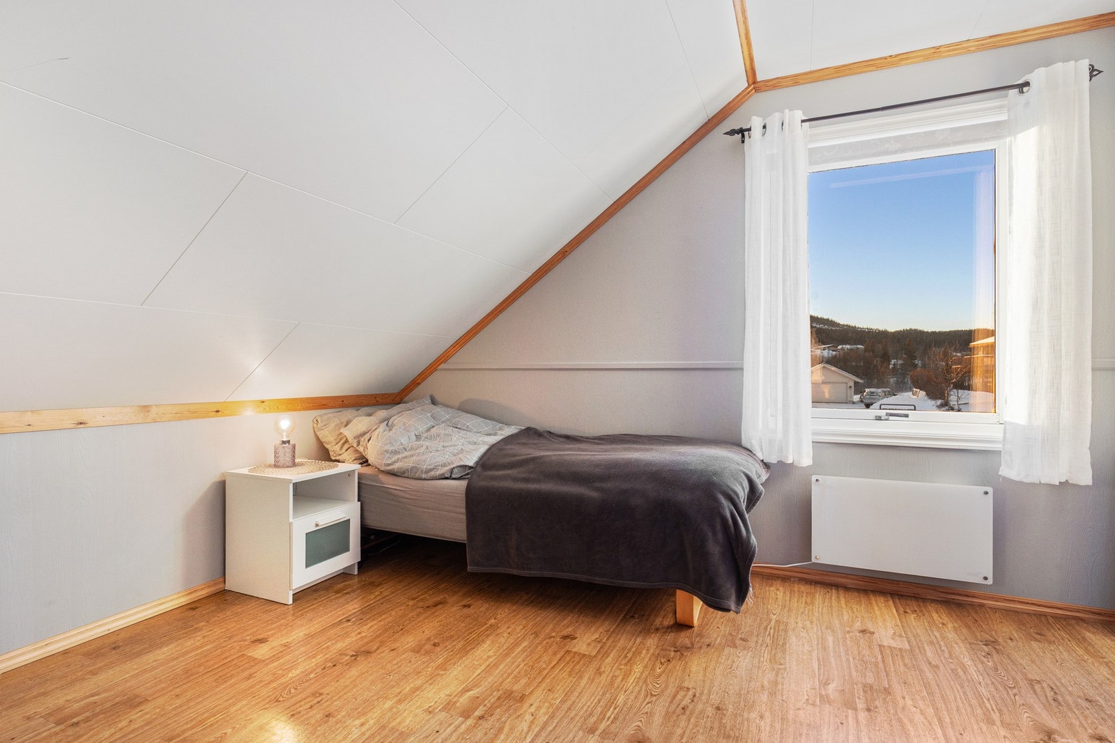 Soverom to er også av god størrelse, rommer plass til seng, nattbord, garderobeløsning og skrivebord Galleribilde