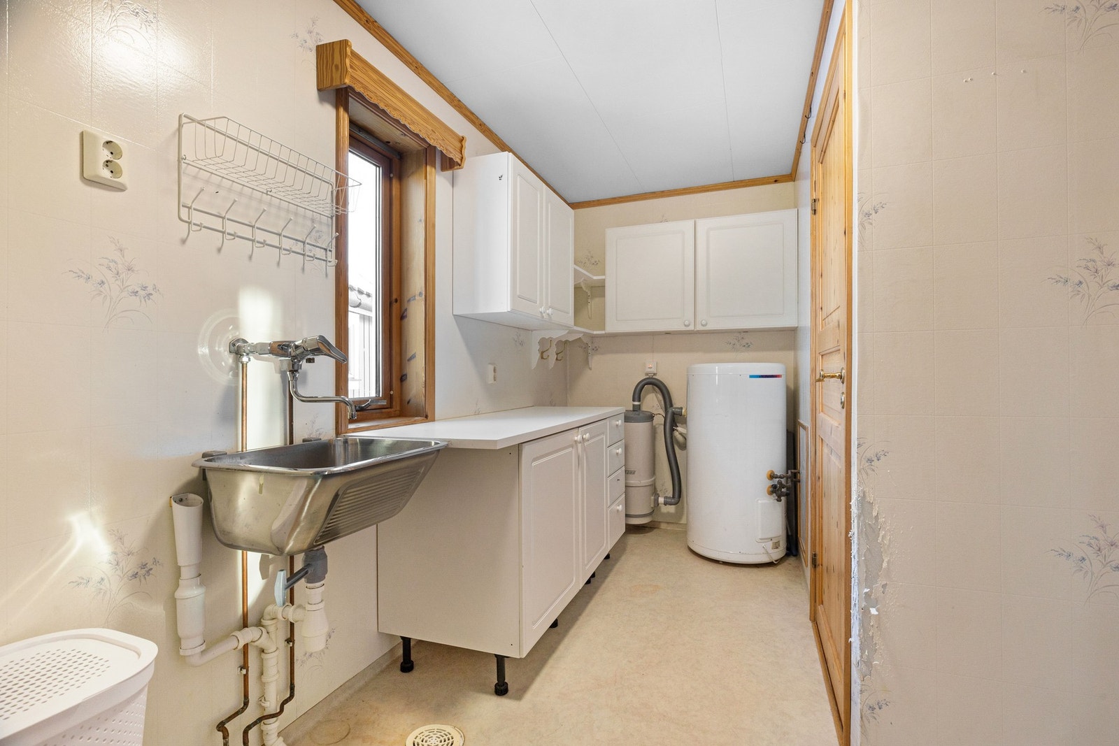 Vaskerommet har godt med oppbevaringsmuligheter samt opplegg for både vaskemaskin og tørketrommel Galleribilde