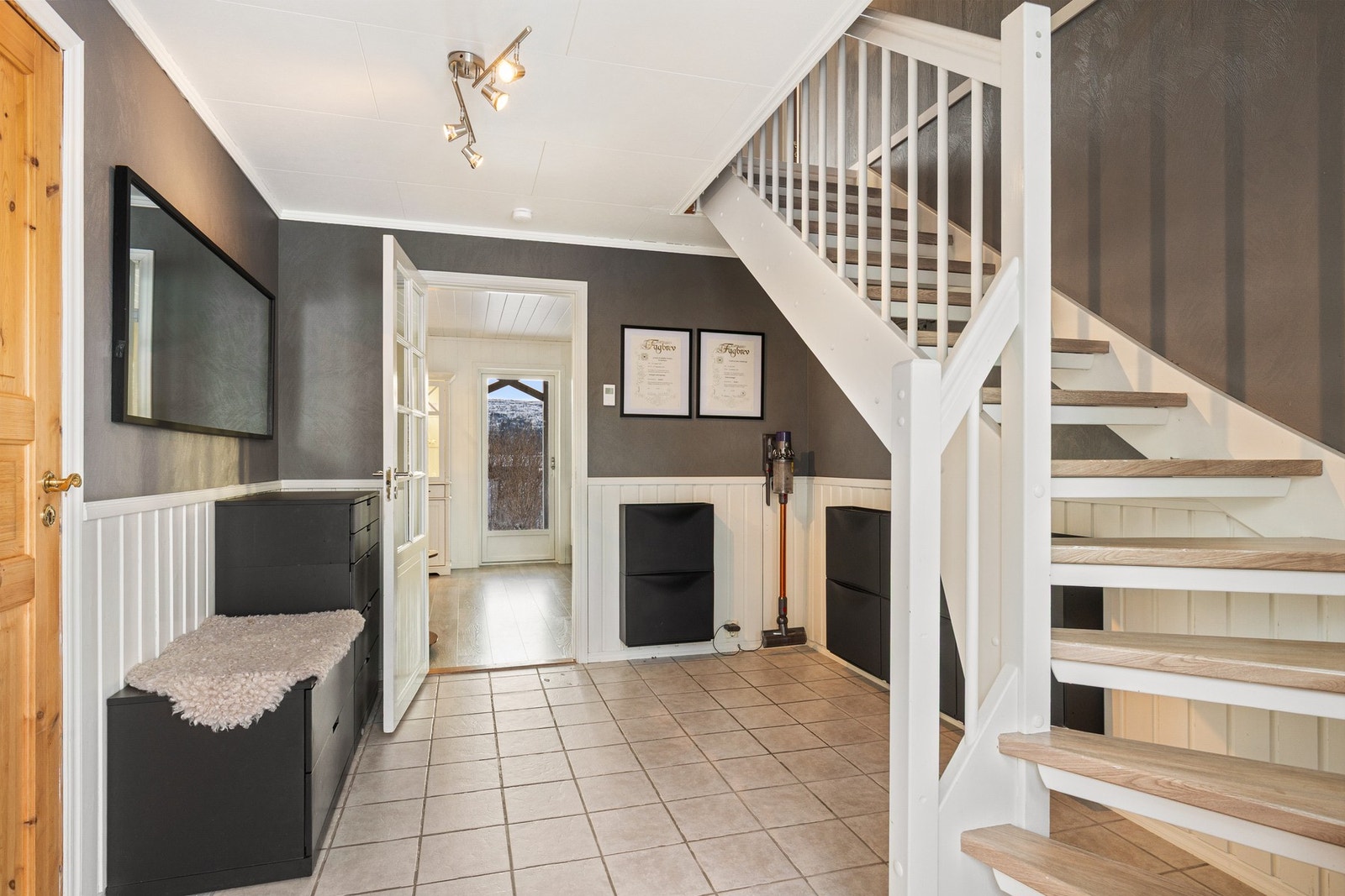 Velkommen inn - Førsteinntrykket er en stor og romslig entré hvor du har god plass til å henge fra deg yttertøyet Galleribilde