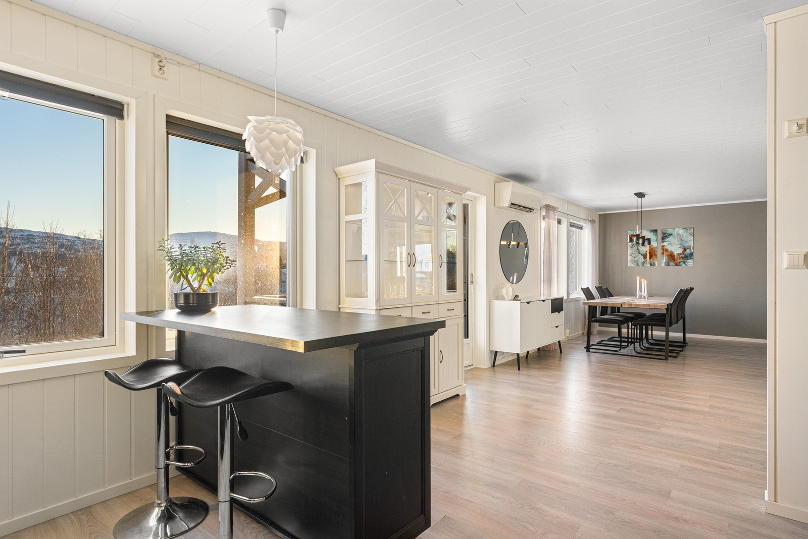 Store vindusflater som gir boligen godt med naturlig lys inn i boligen Galleribilde