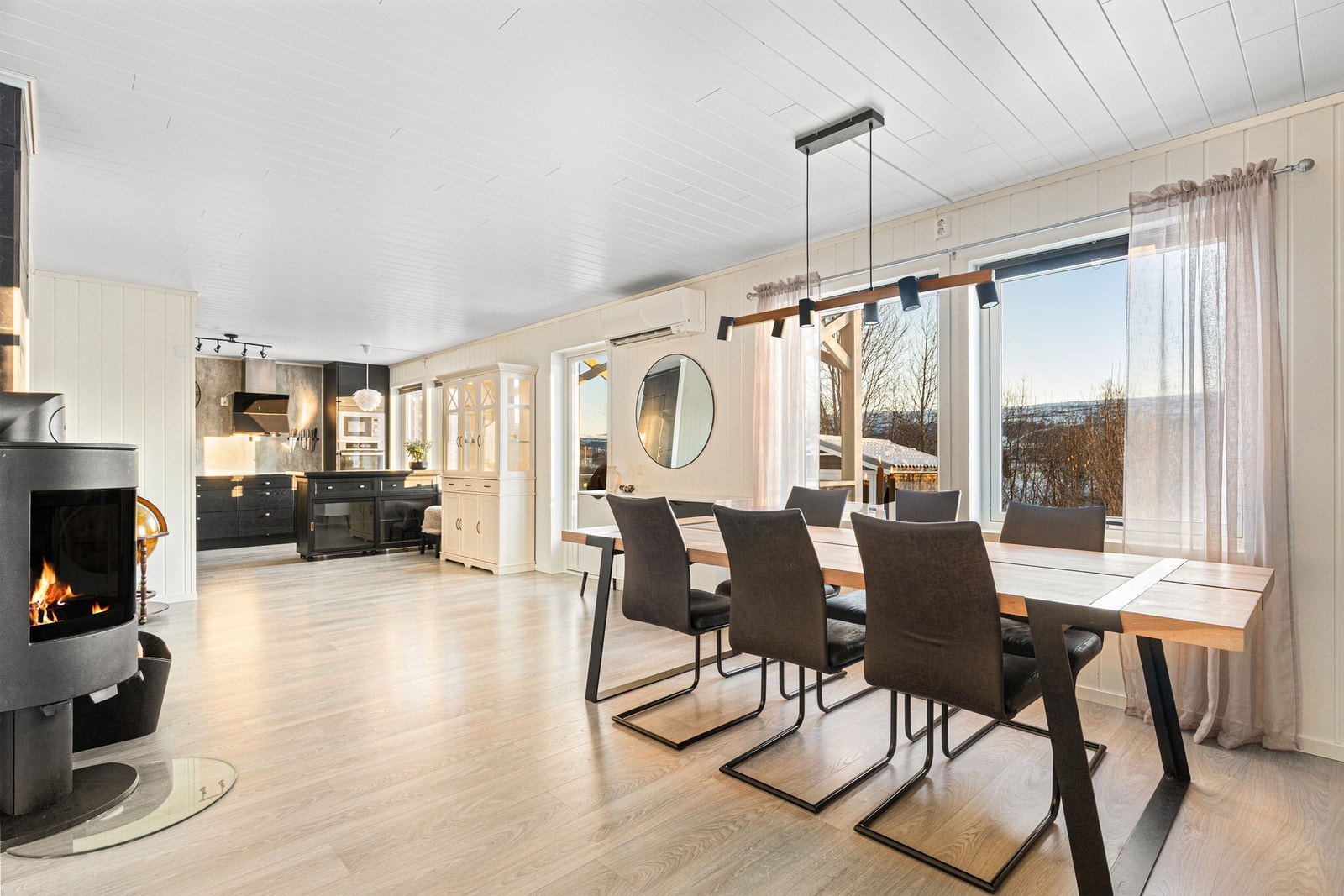 Boligen holdes god og varm på kalde vinterdager med både vedovn, vannbåren gulvvarme og varmepumpe Galleribilde