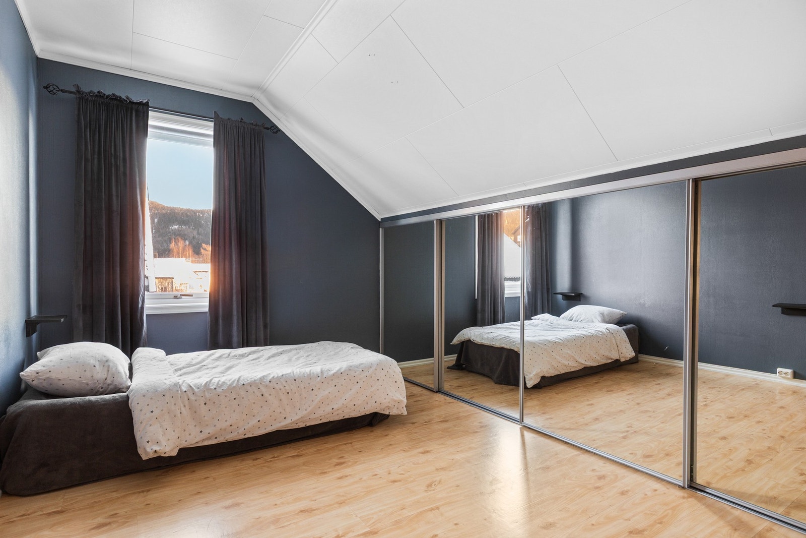 Boligens tredje soverom er av god størrelse med plass til dobbeltseng, nattbord og har en romslig skyvedørsgardeobe Galleribilde