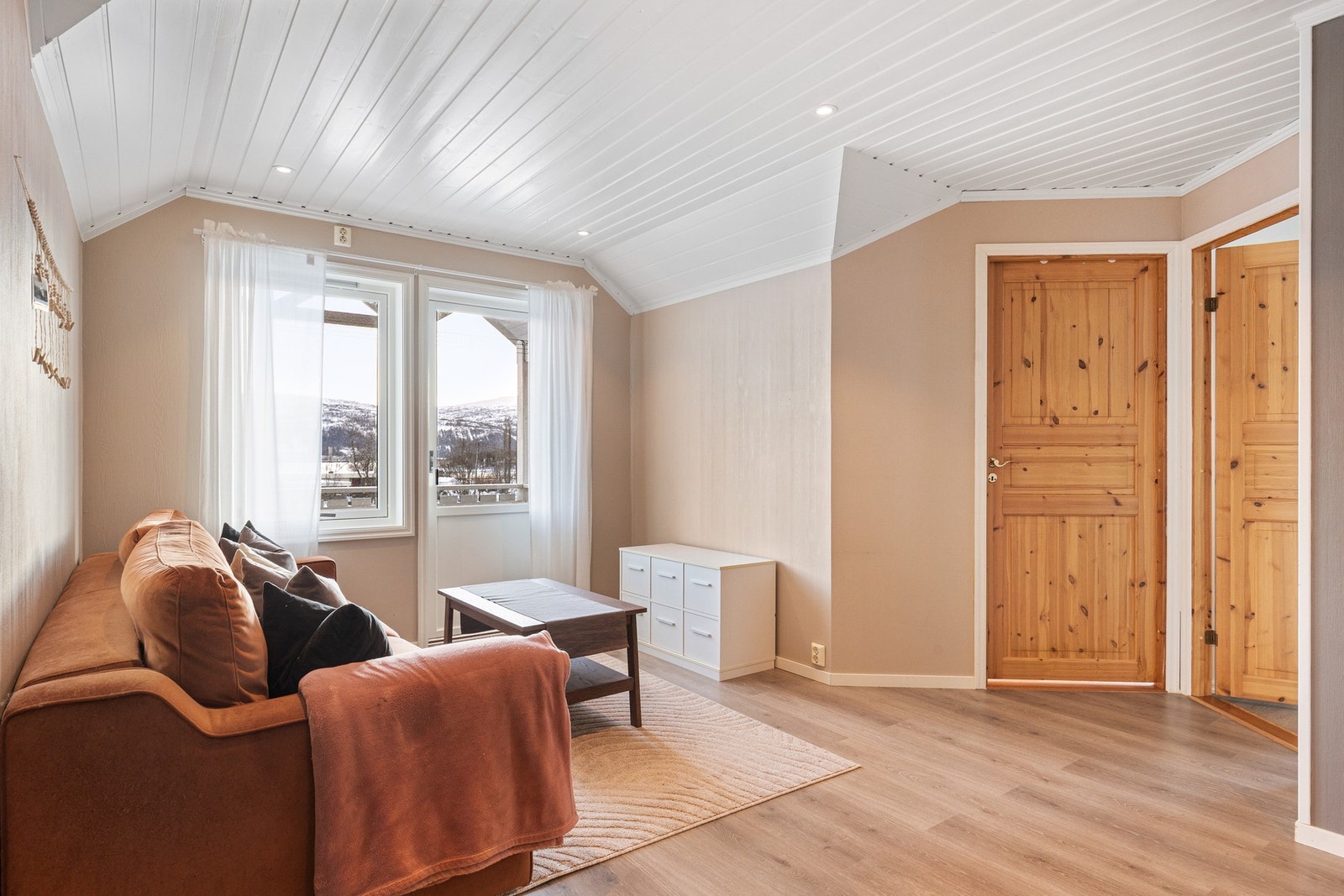 Her har du plass til sofa med tilhørende møblement - Samt utgang til en flott balkong med en fantastisk utsikt Galleribilde