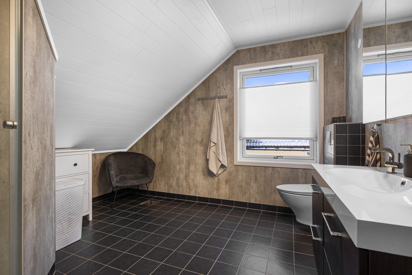 Badet er innredet med dobbel servant med underskuffer, vegghengt speilskap med lys, dusjkabinett og vegghengt toalett Galleribilde