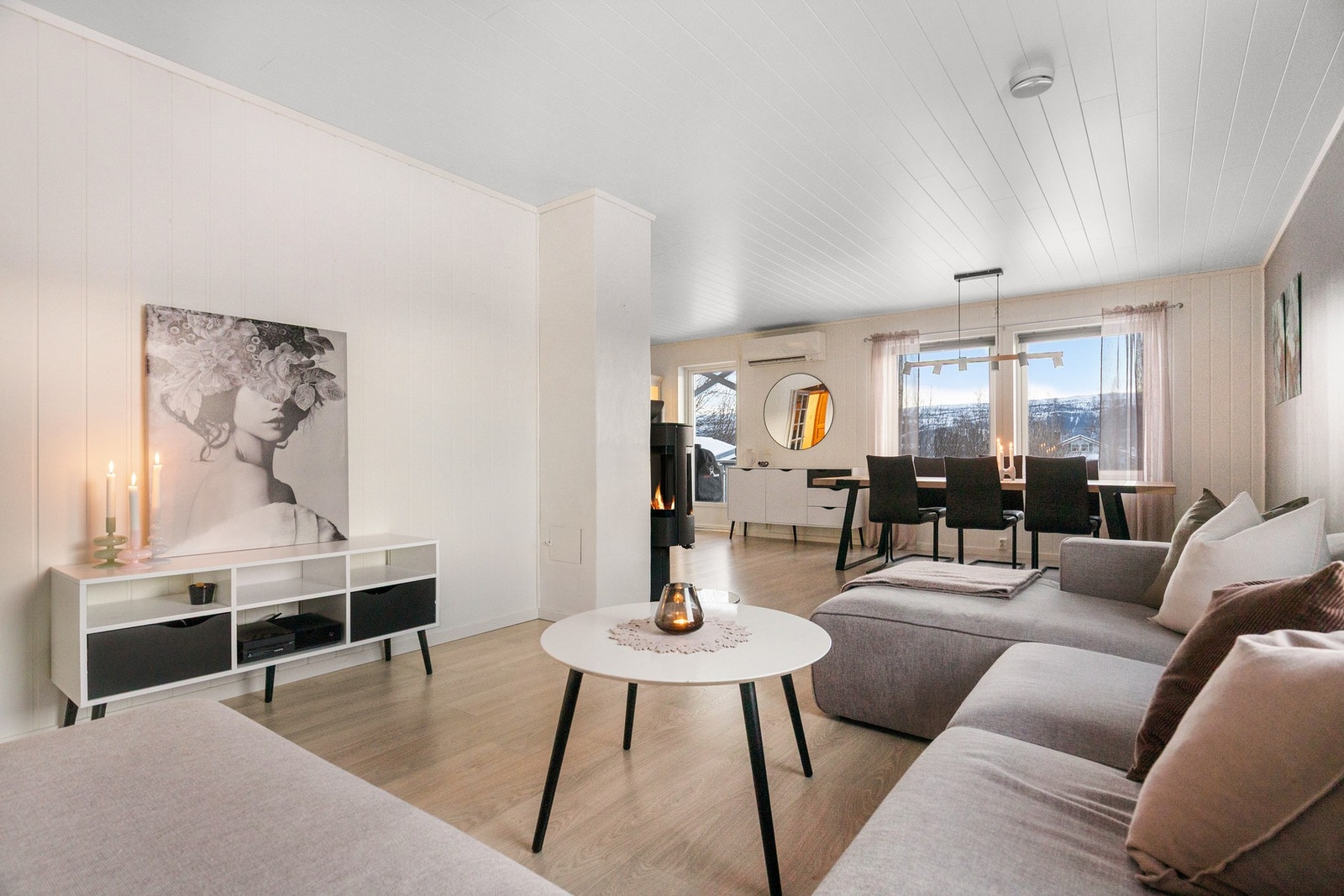 Stuen har god plass til sofagruppe med tilhørende møblement Galleribilde