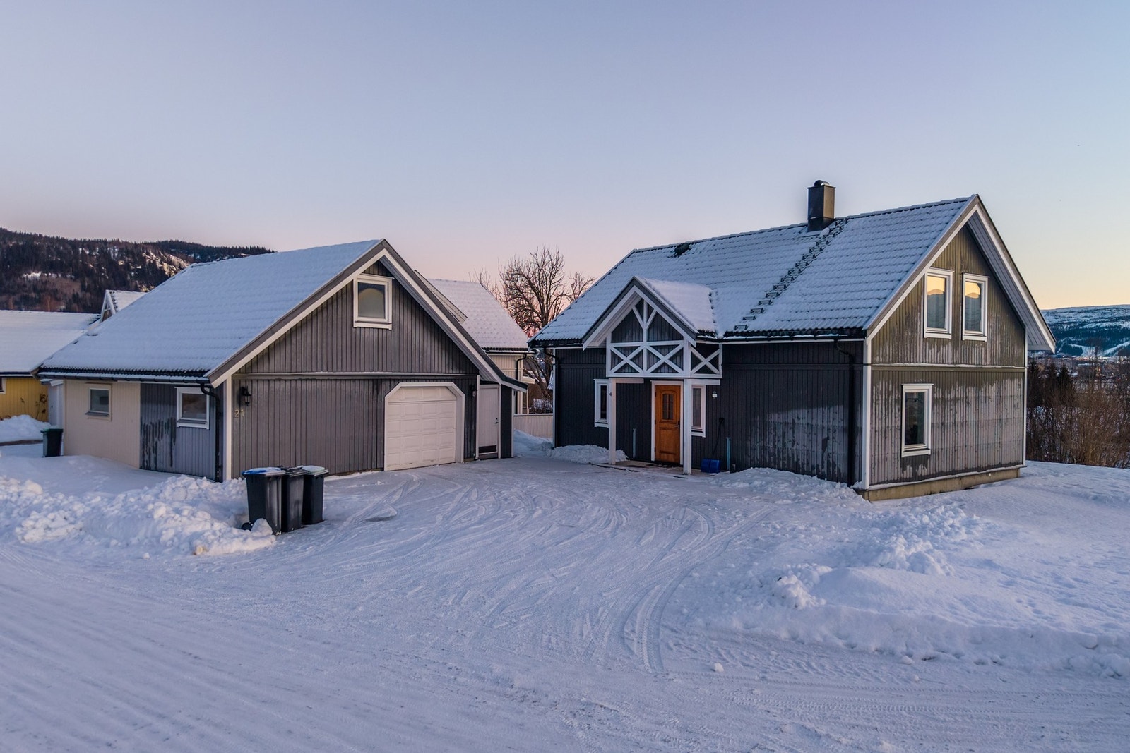 Stor innkjørsel som gir gode parkeringsmuligheter Galleribilde