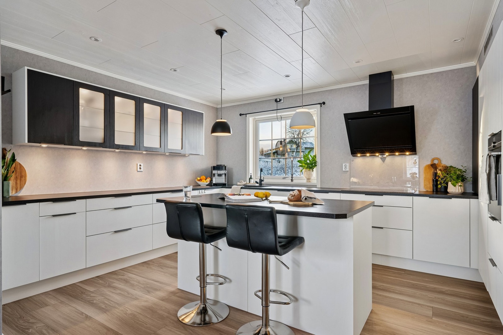 Lekkert kjøkken fra 2019. Her ble det også samme året satt inn og skiftet større vindu. Galleribilde