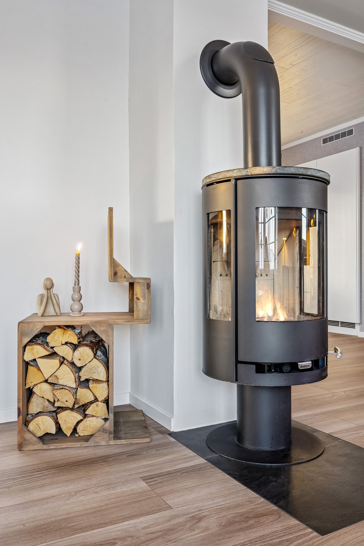 Vedfyring med ovn fra 2019. Galleribilde